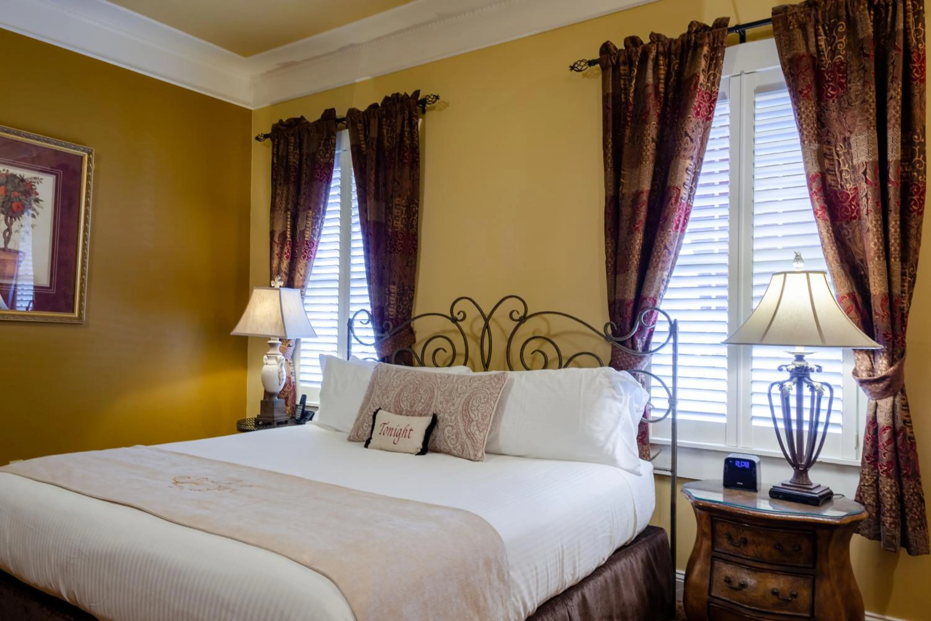 Bed in The Inn at Leola Village, a Historic Hotel of America