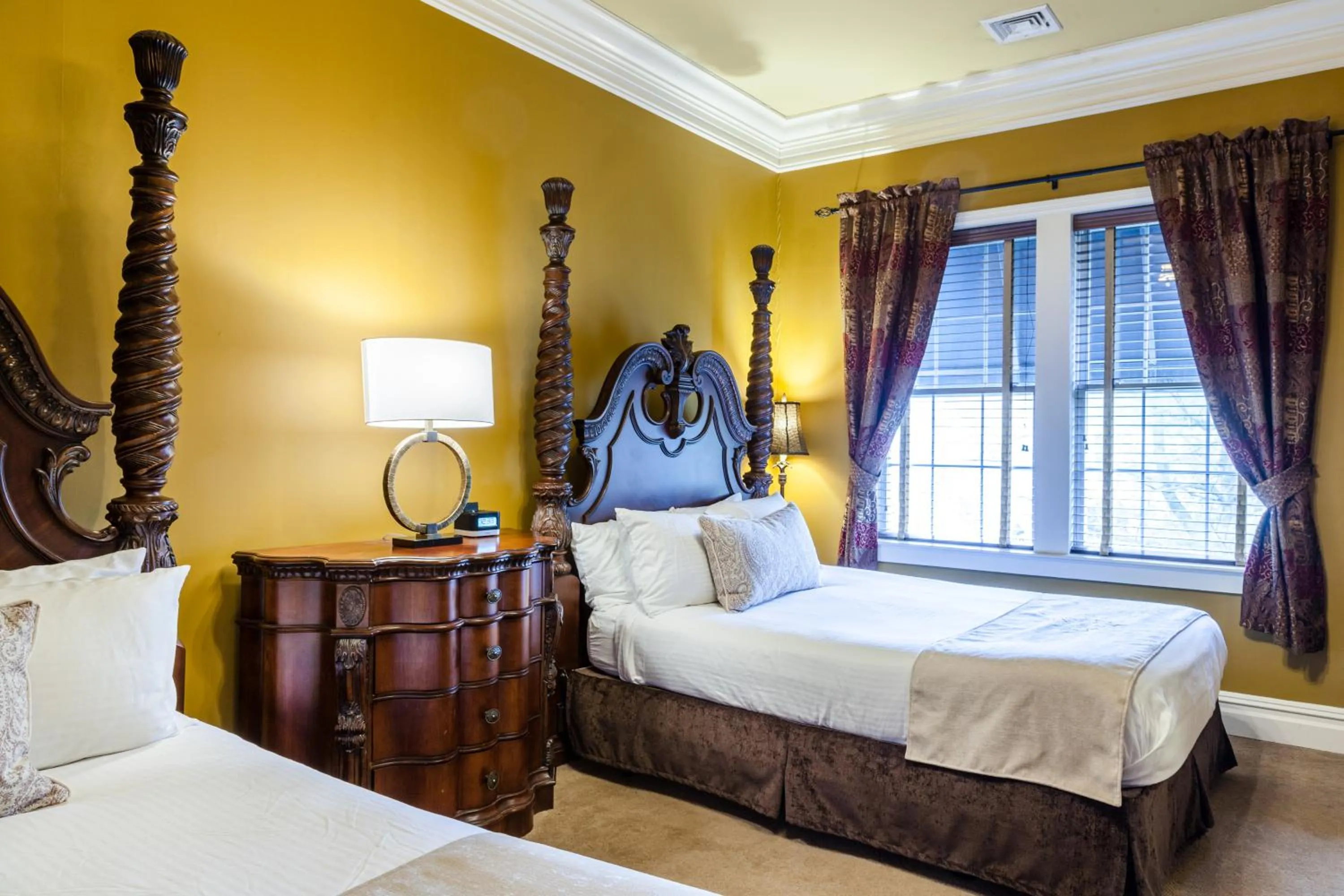 Bed in The Inn at Leola Village, a Historic Hotel of America