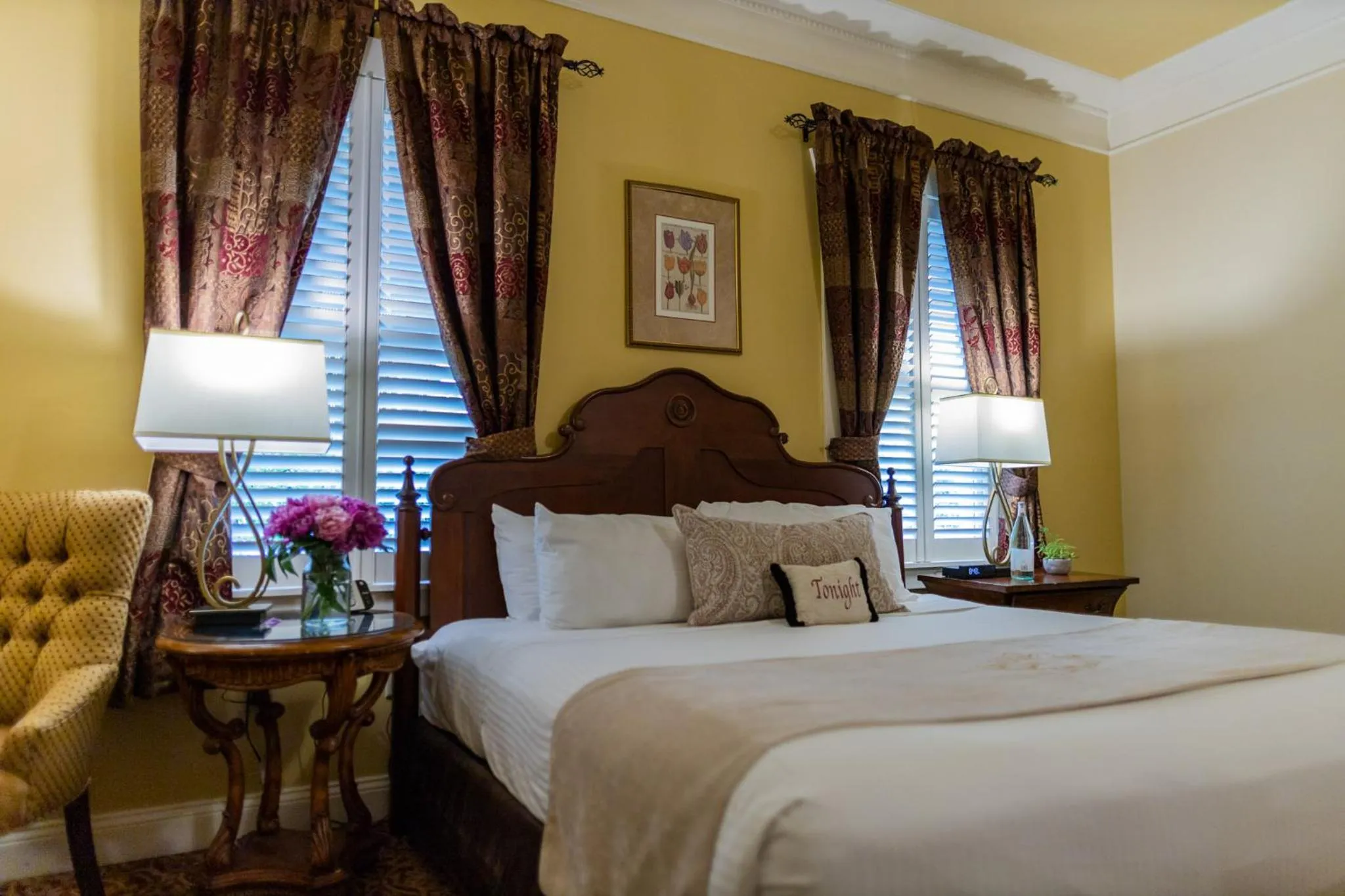 Bed in The Inn at Leola Village, a Historic Hotel of America