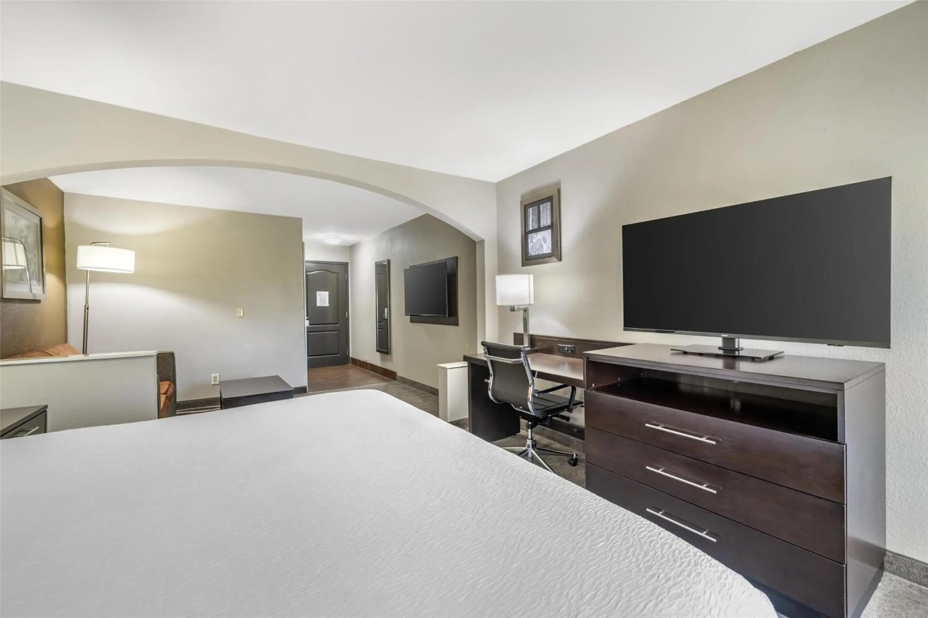 Photo of the whole room, Bed in Best Western Plus Lee's Summit Hotel & Suites Photo of the whole room, Bed in Best Western Plus Lee's Summit Hotel & Suites