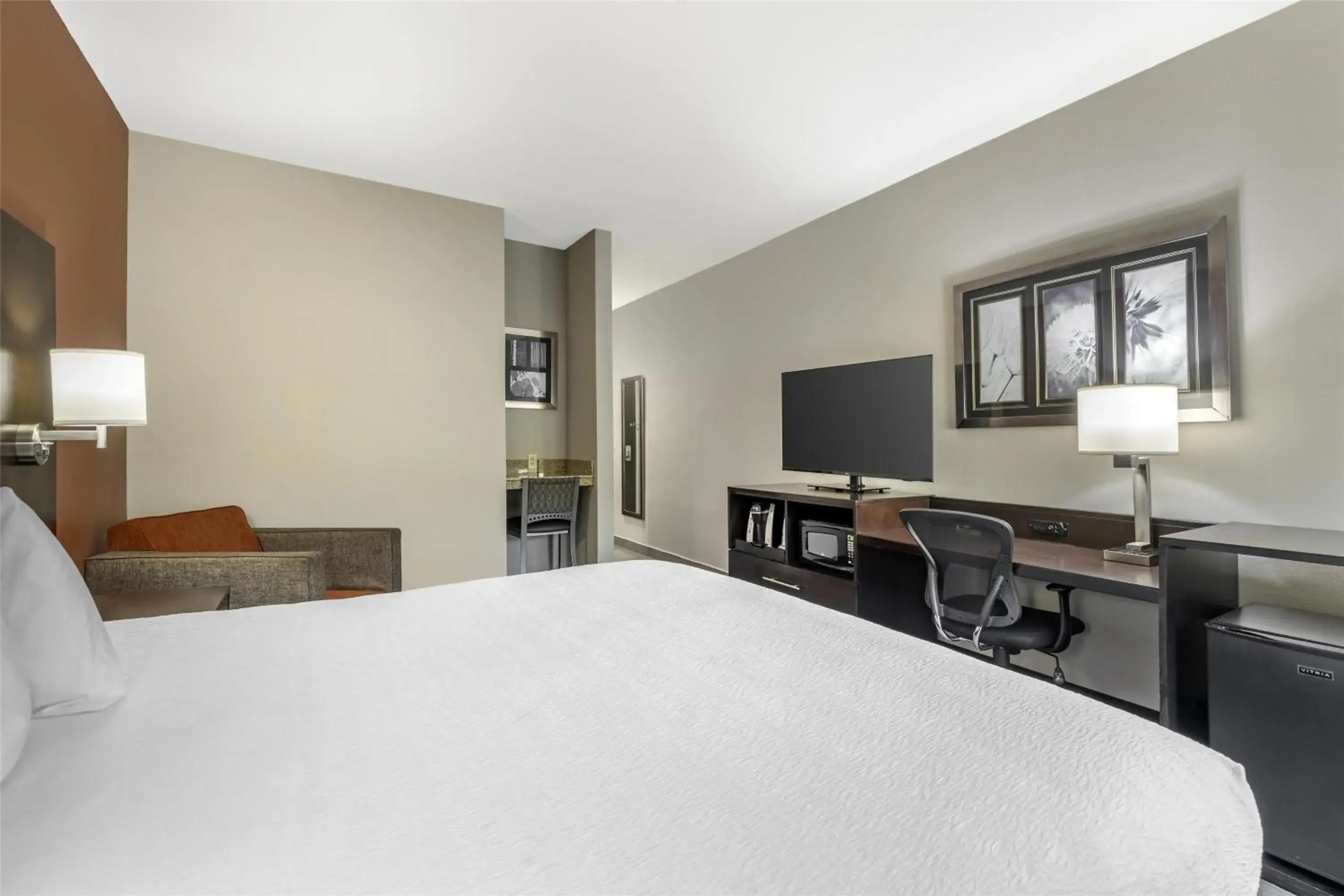 Bedroom, Bed in Best Western Plus Lee's Summit Hotel & Suites Bedroom, Bed in Best Western Plus Lee's Summit Hotel & Suites