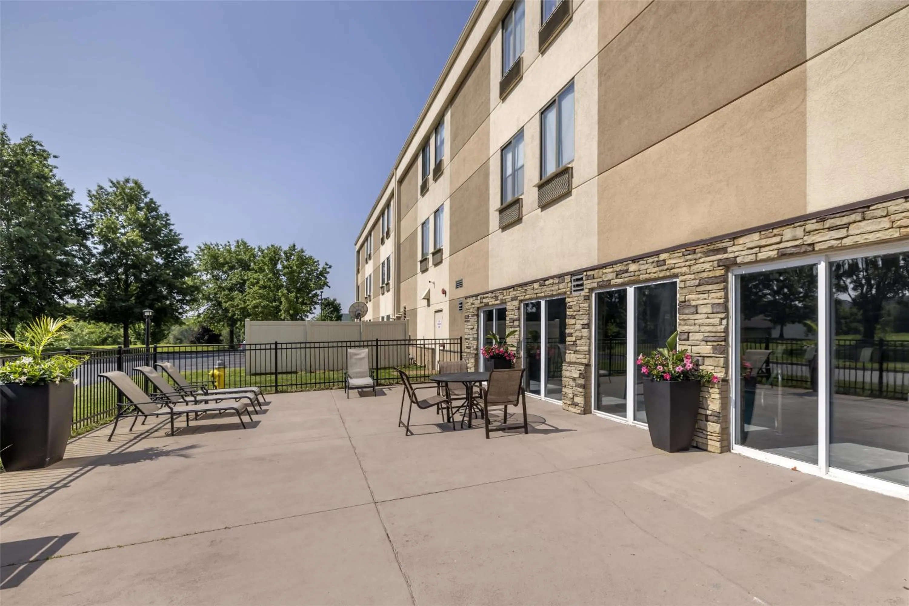 Pool view in Best Western Plus Lee's Summit Hotel & Suites