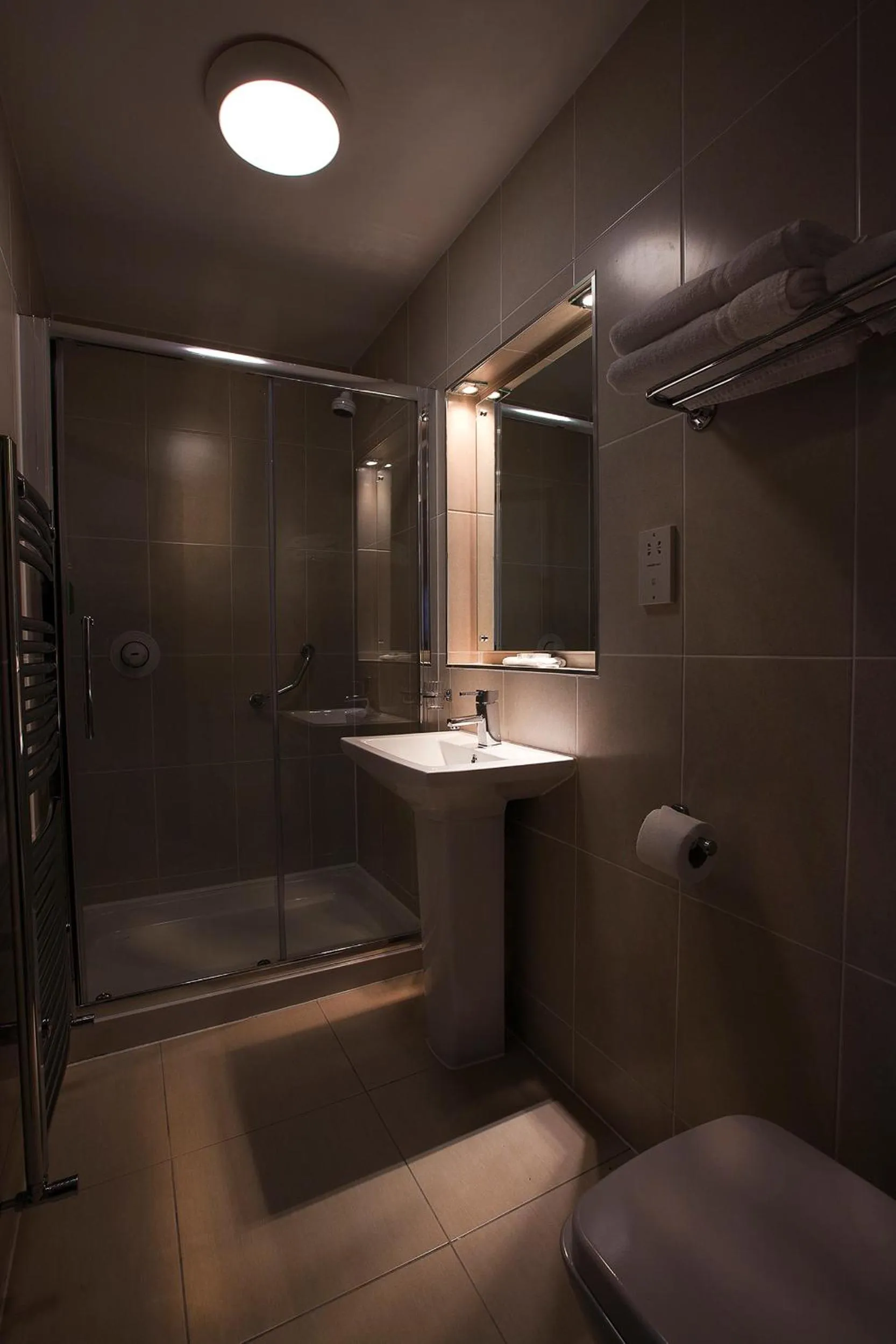 Bathroom in Breffni Arms Hotel