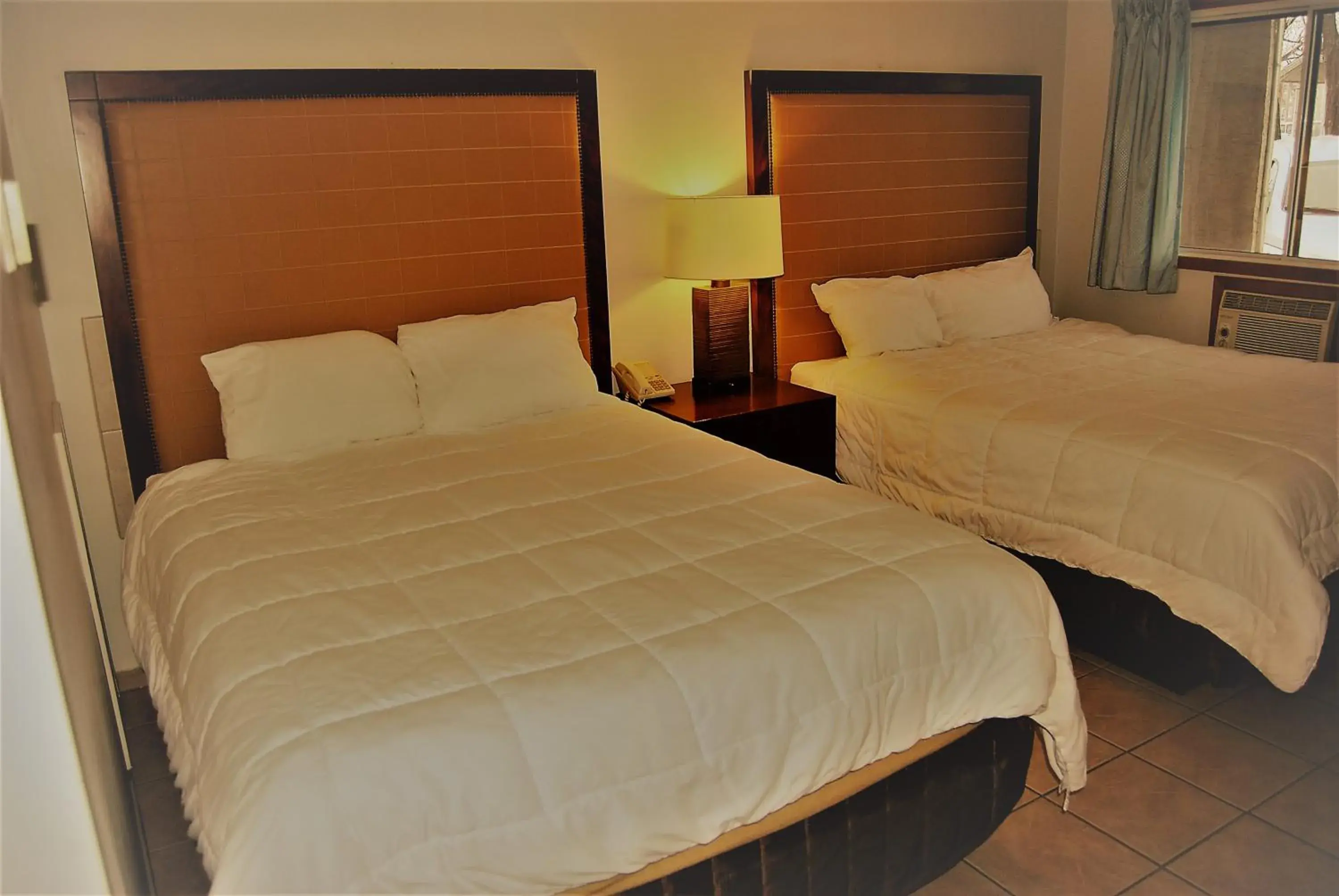 Bed in Edgewater Inn Bed in Edgewater Inn