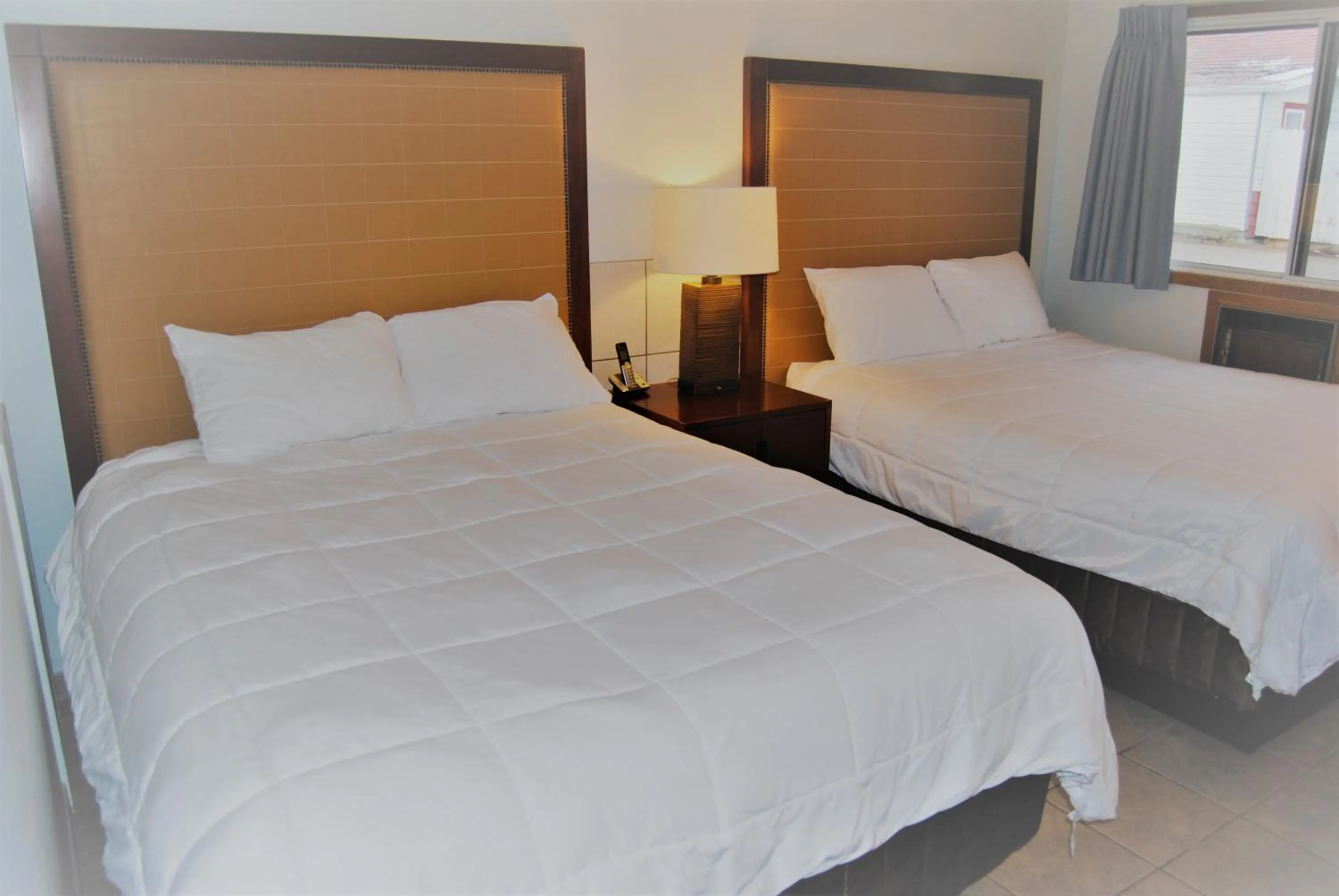 Bedroom, Bed in Edgewater Inn