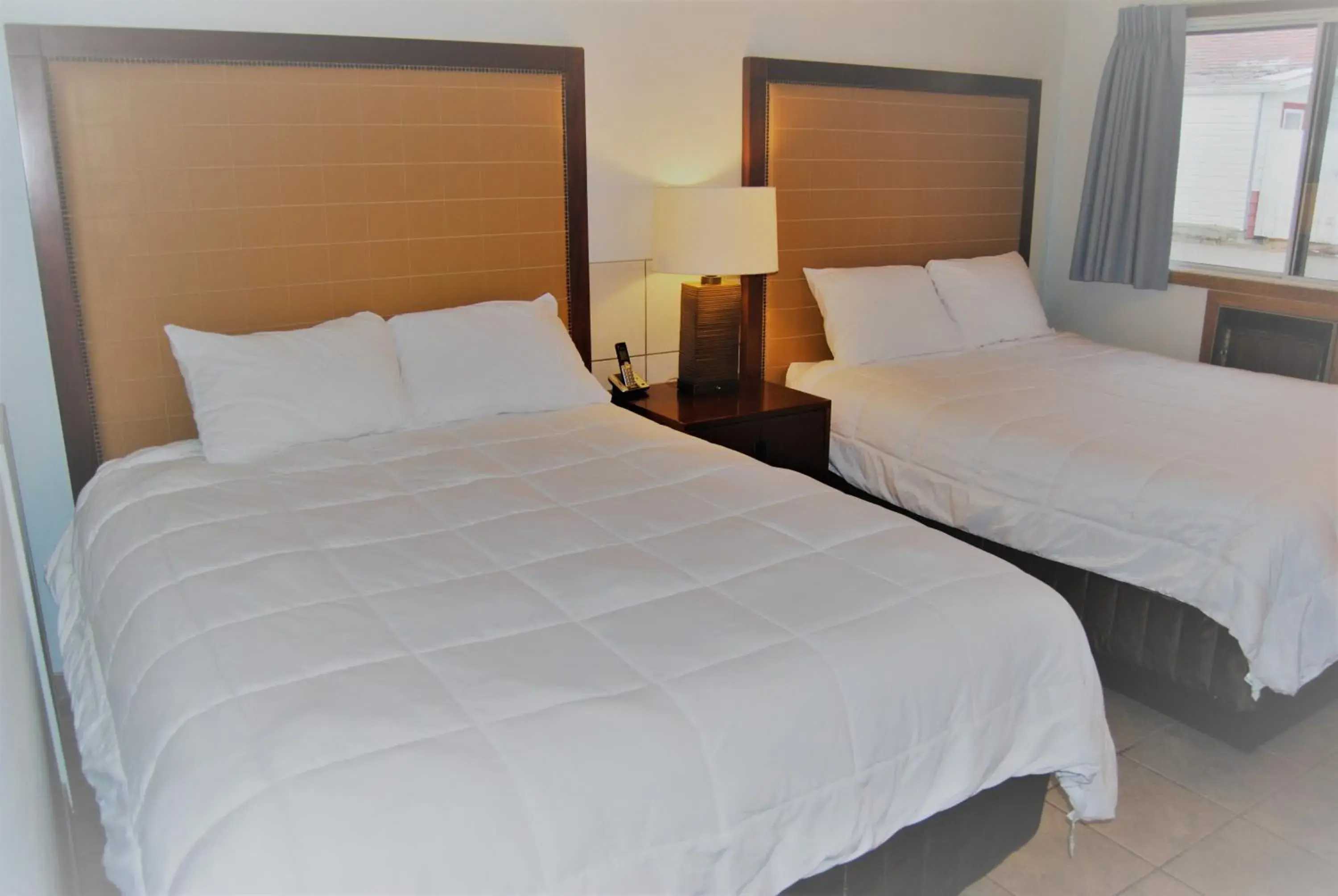 Bedroom, Bed in Edgewater Inn Bedroom, Bed in Edgewater Inn