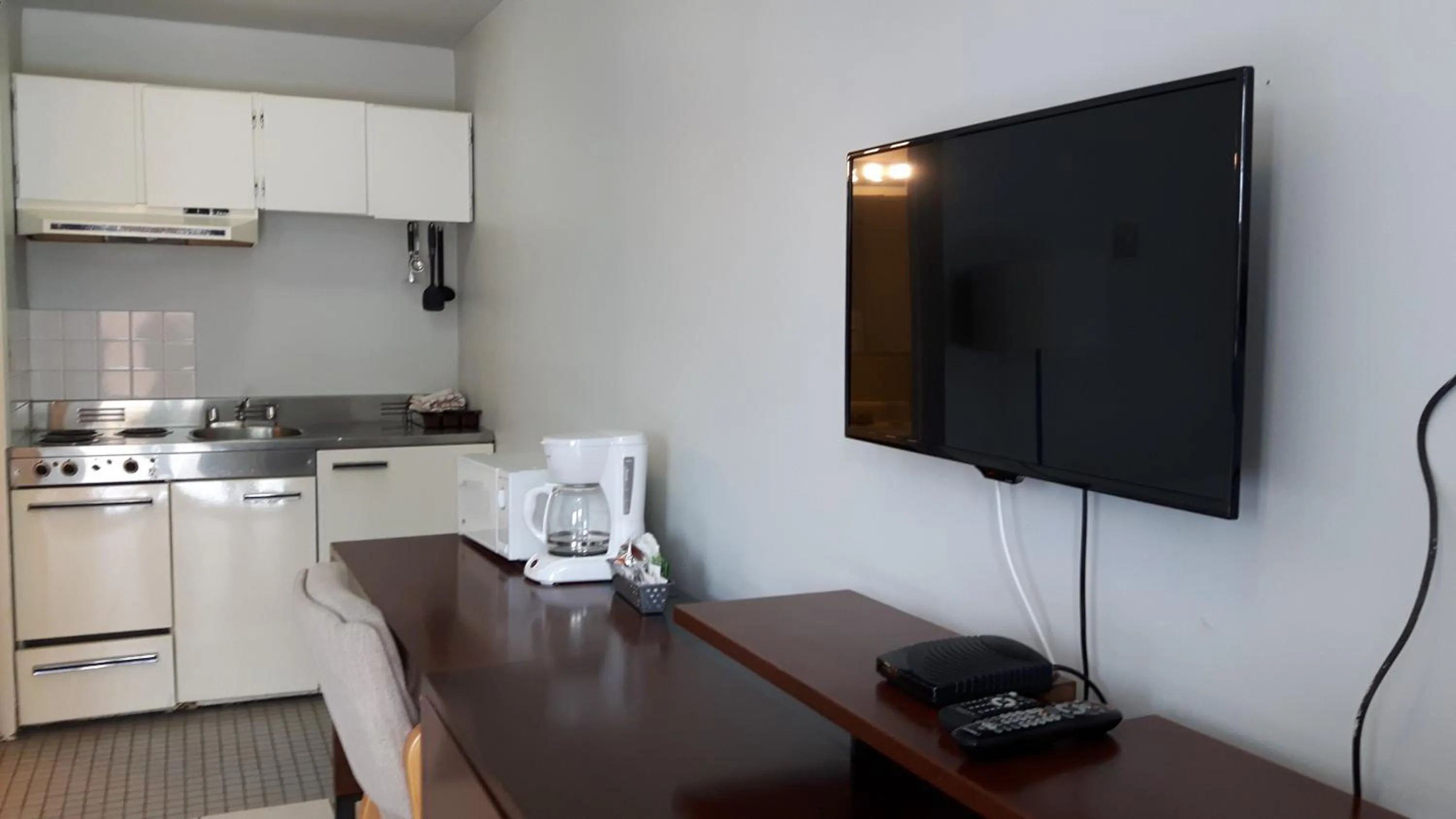 Kitchen or kitchenette in Edgewater Inn