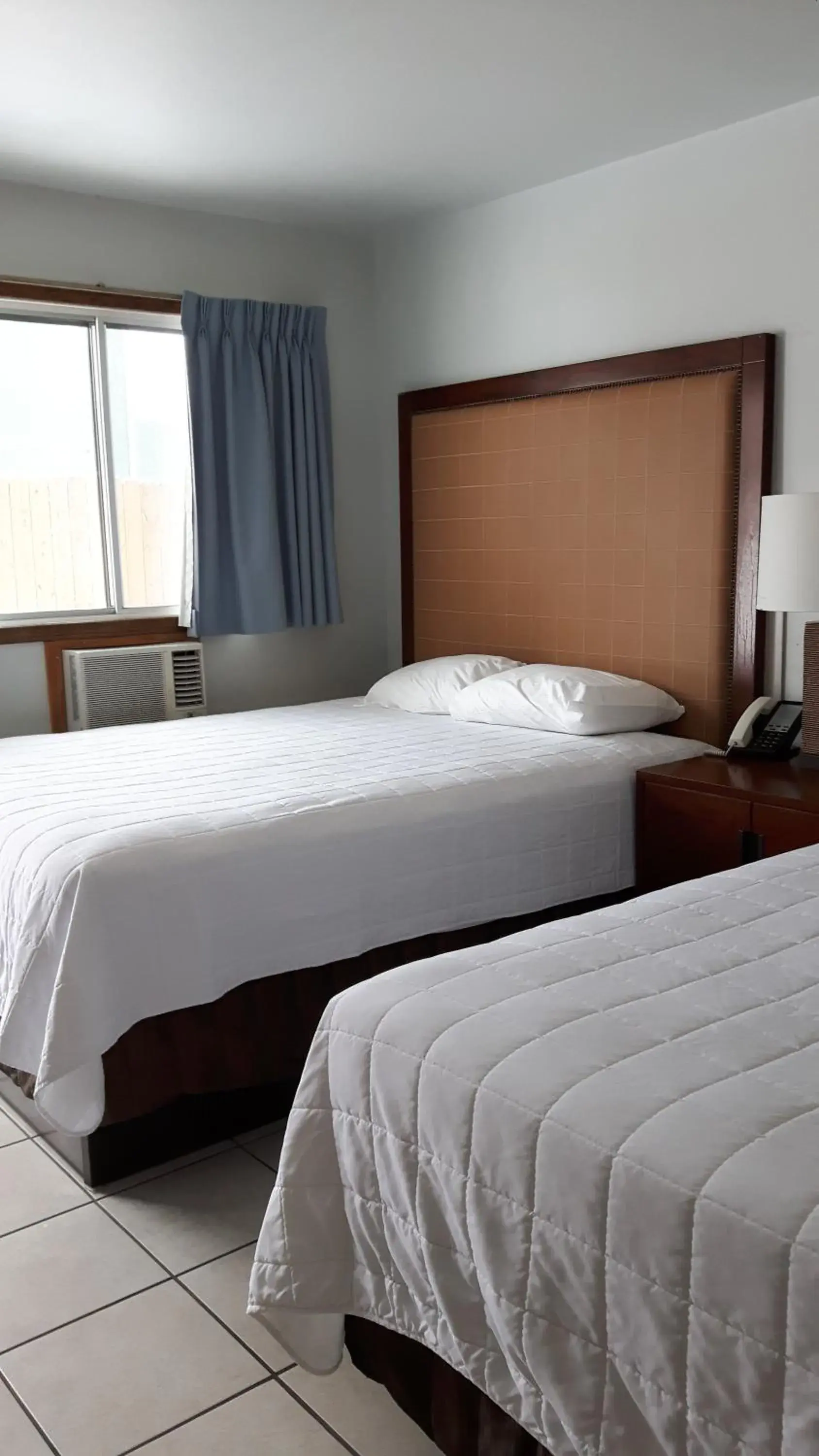 Bed in Edgewater Inn Bed in Edgewater Inn