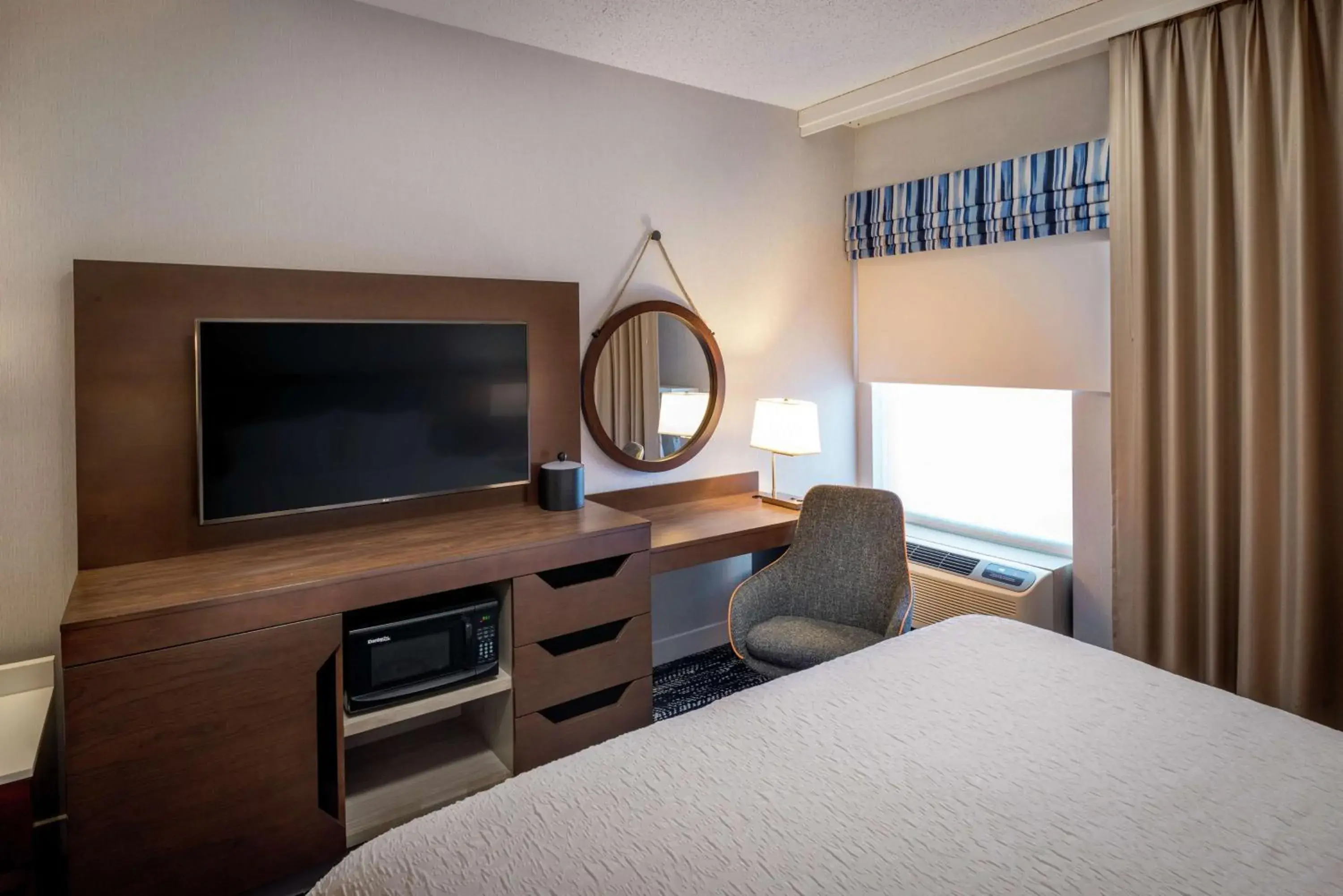 Living room, Bed in Hampton Inn Long Island/Commack Living room, Bed in Hampton Inn Long Island/Commack