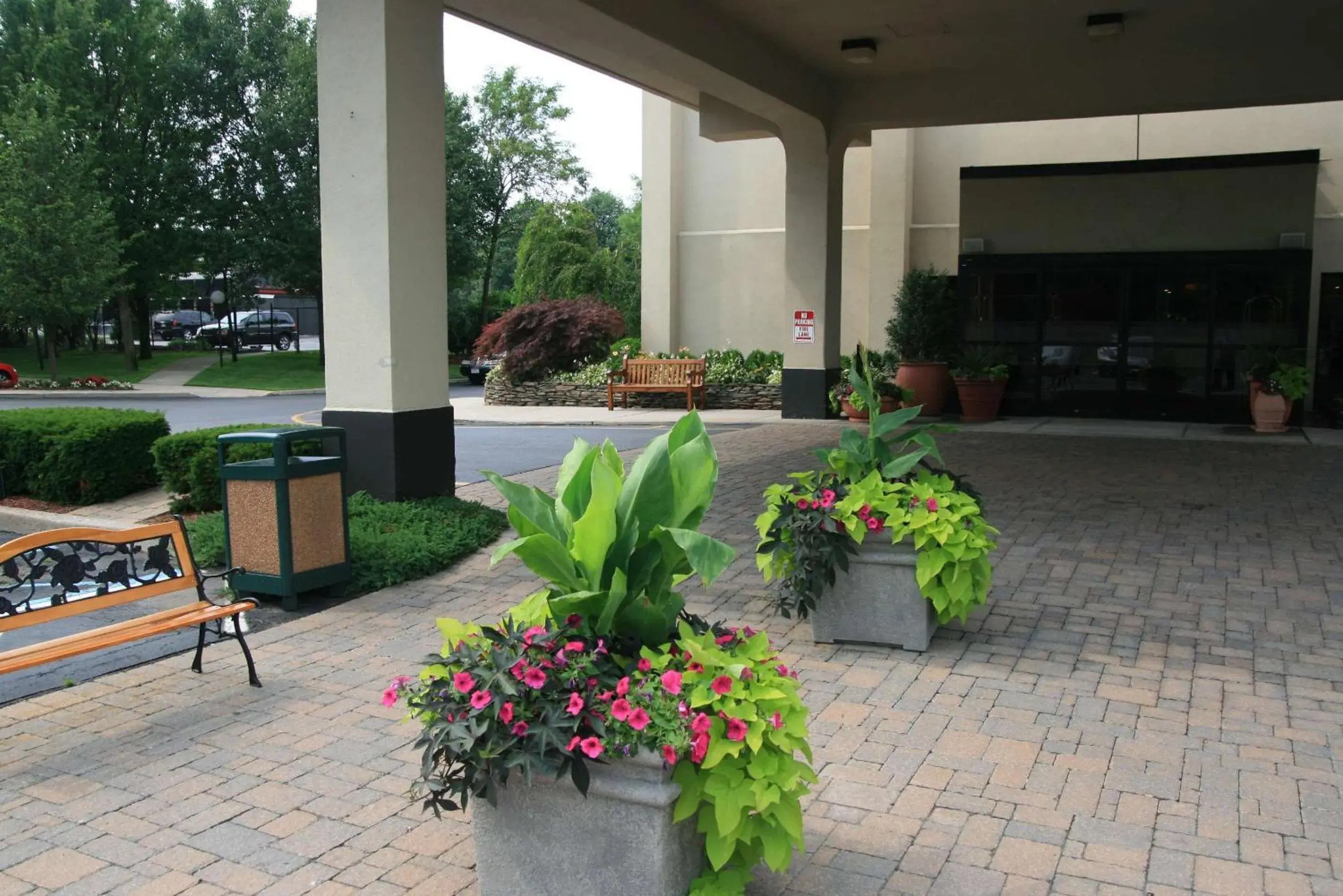 Property building in Hampton Inn Long Island/Commack Property building in Hampton Inn Long Island/Commack