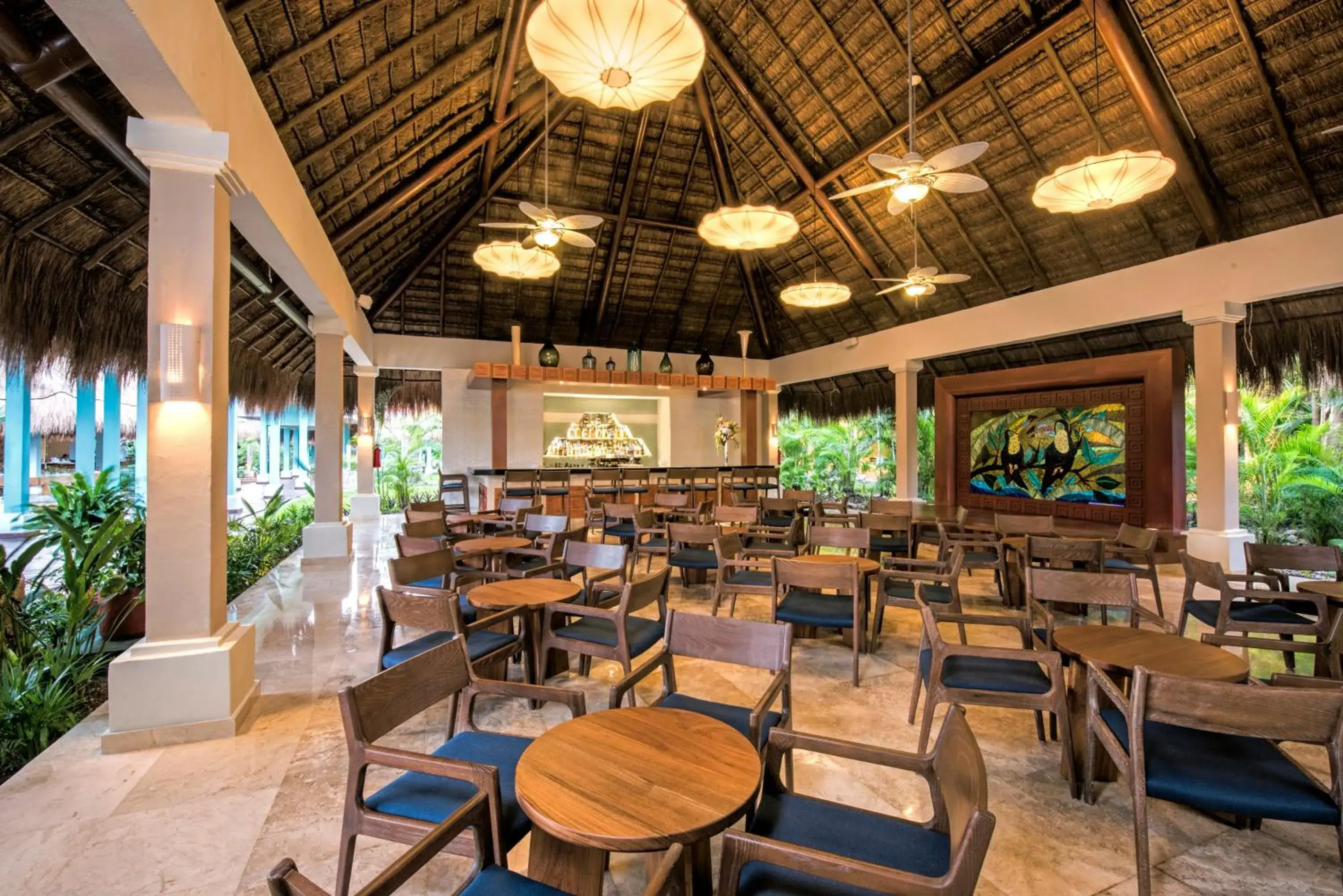 Lounge or bar in Iberostar Waves Tucan - All Inclusive Lounge or bar in Iberostar Waves Tucan - All Inclusive