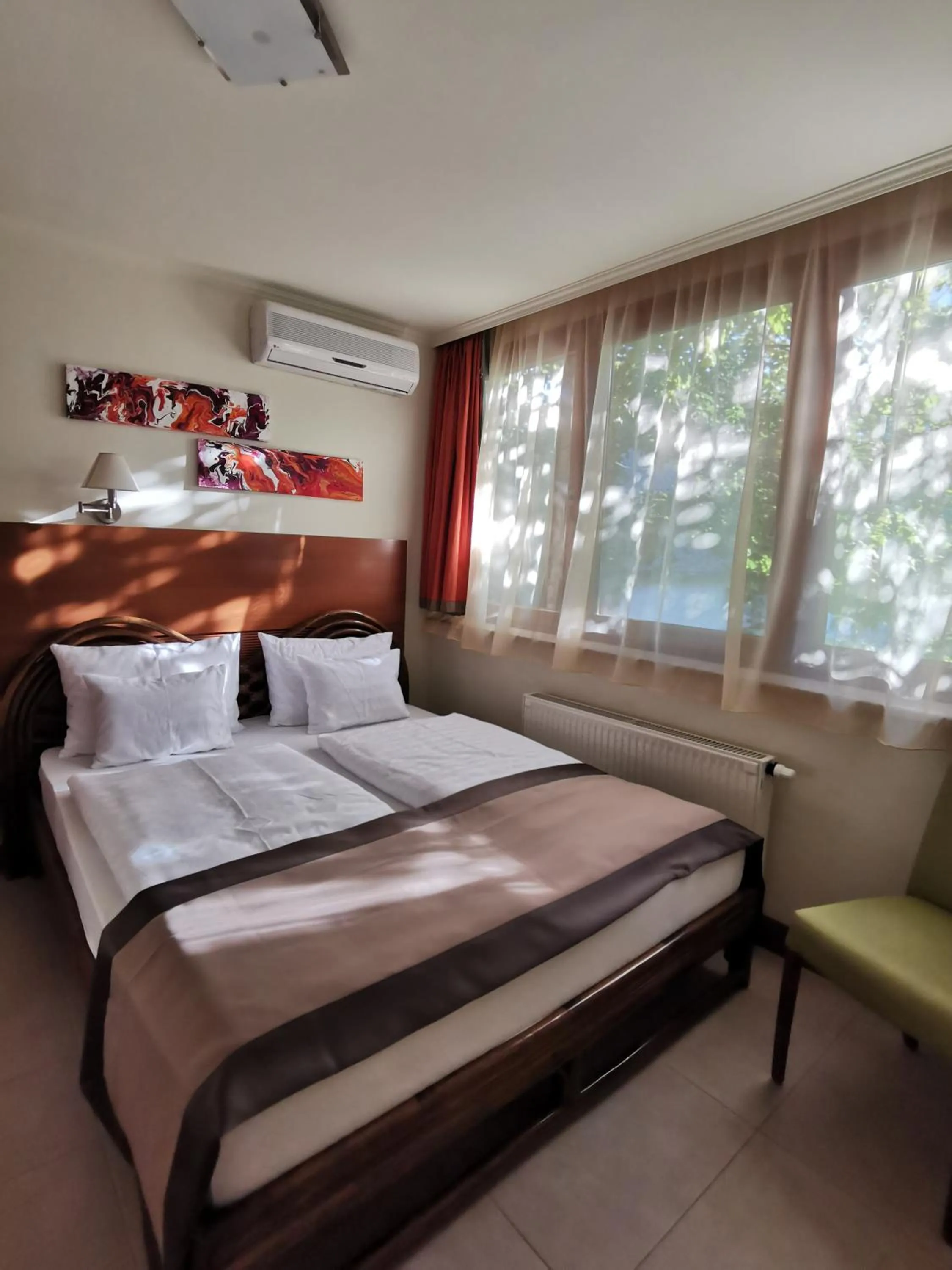 children in Hotel Villa Pax