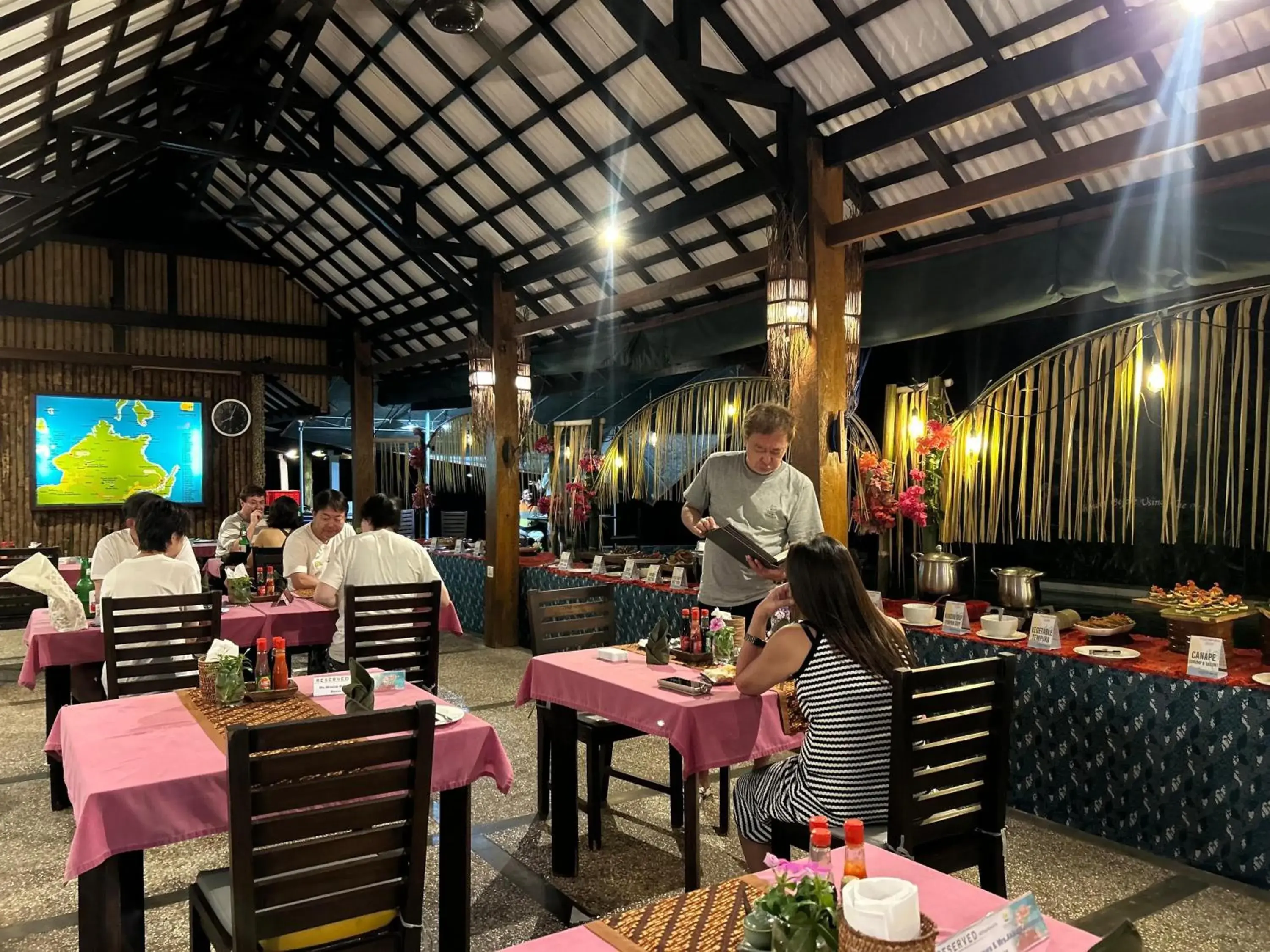 Restaurant/places to eat in Cocotinos Lembeh a Boutique Dive Lodge Restaurant/places to eat in Cocotinos Lembeh a Boutique Dive Lodge