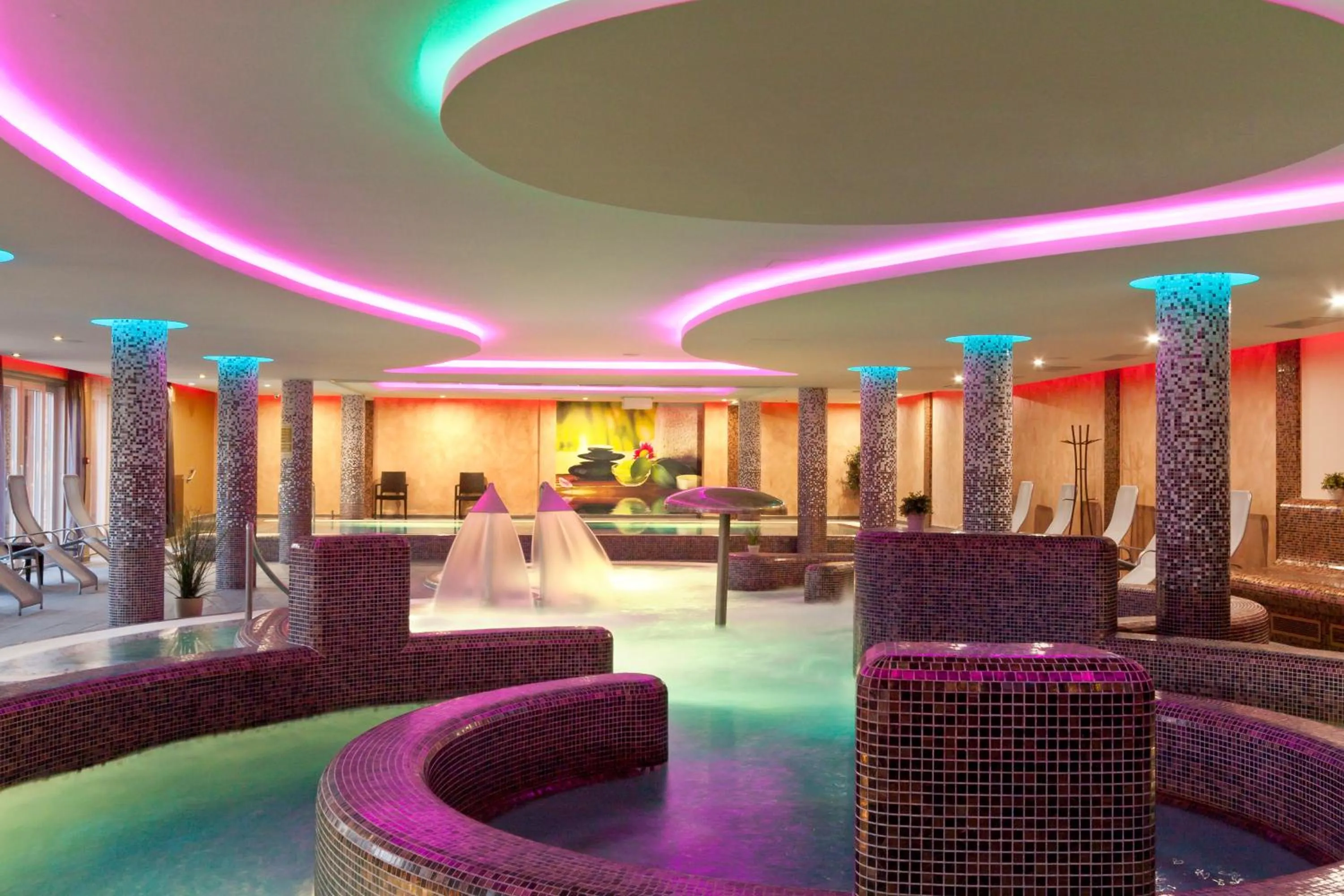 Swimming pool in Tó Wellness Hotel