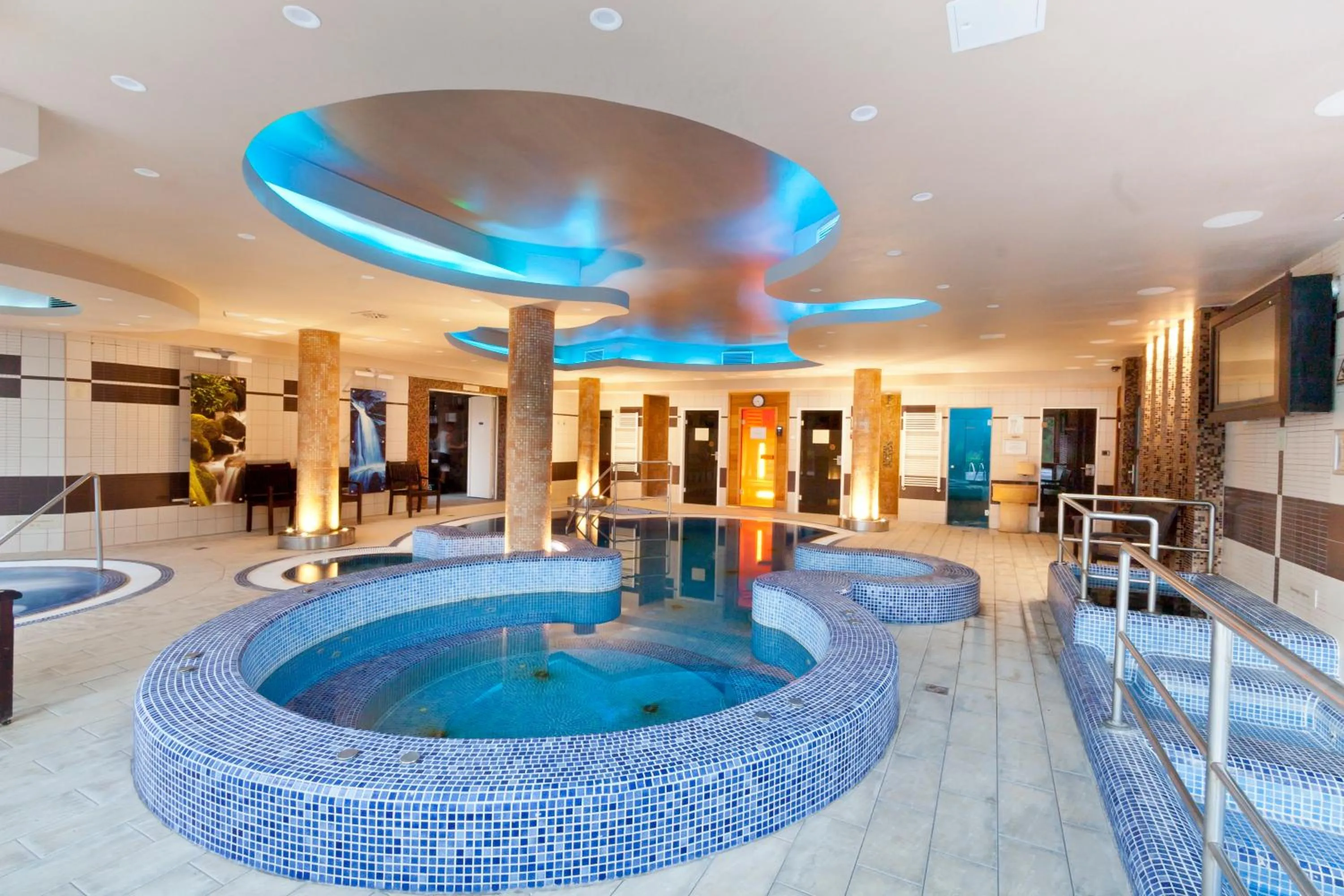 Swimming pool in Tó Wellness Hotel
