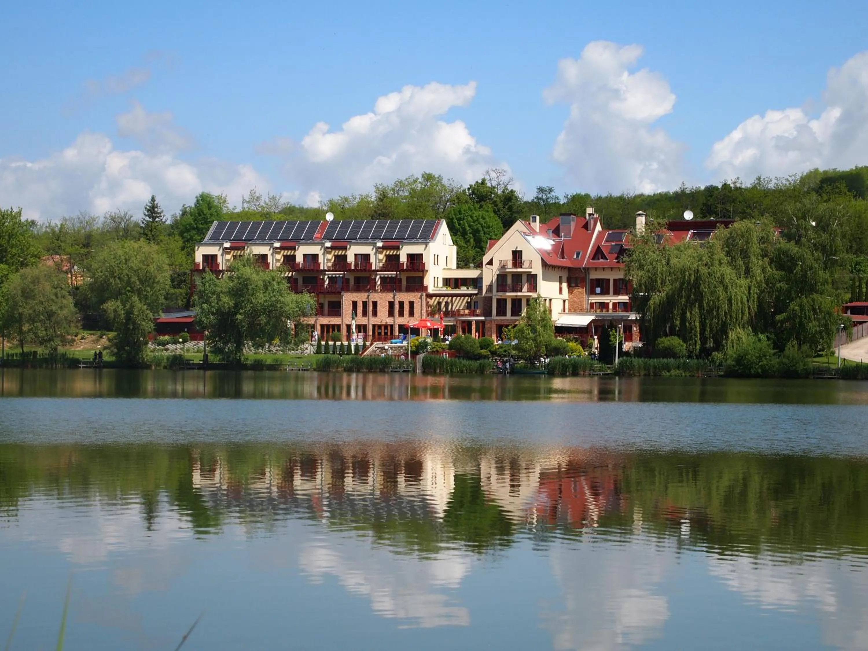 Property building in Tó Wellness Hotel