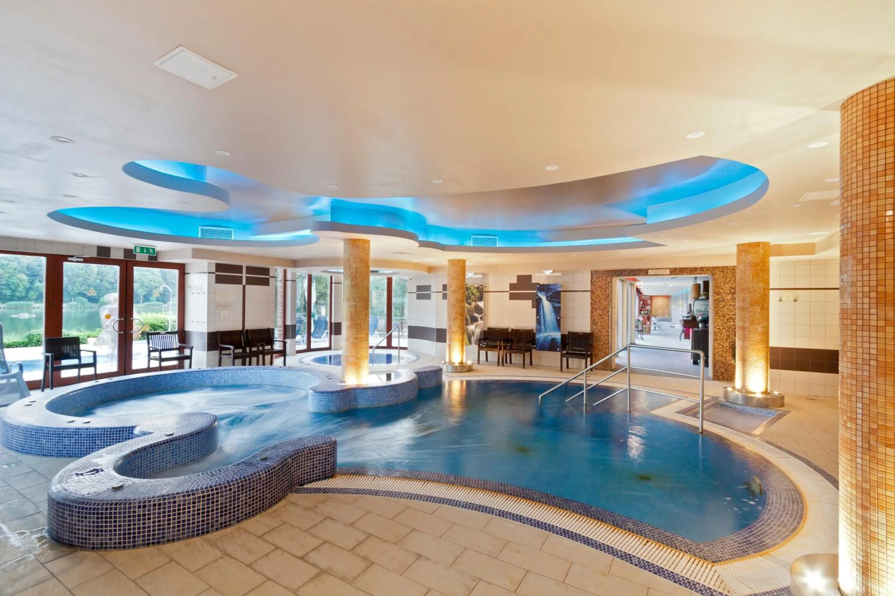 Swimming pool in Tó Wellness Hotel