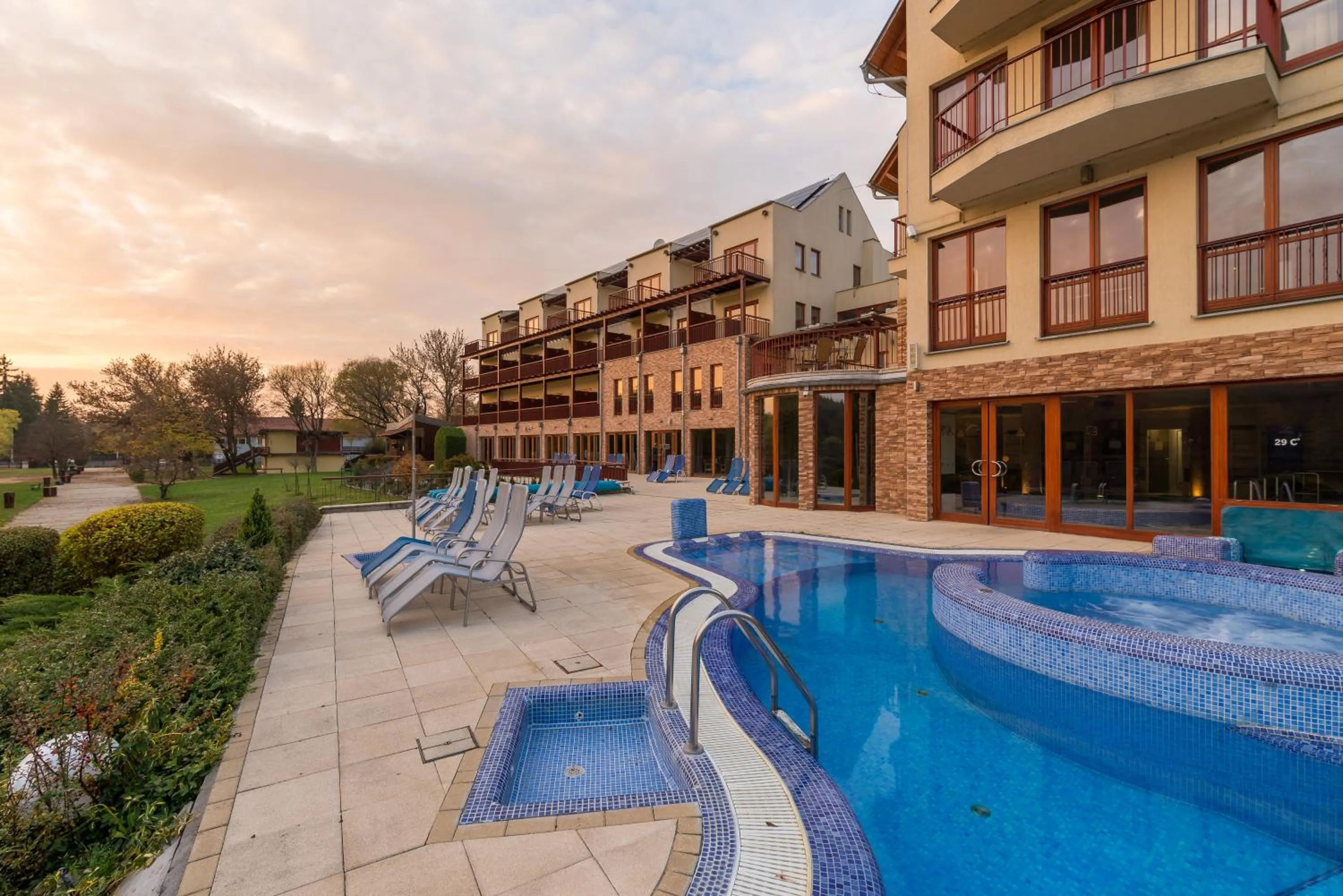 Swimming pool in Tó Wellness Hotel