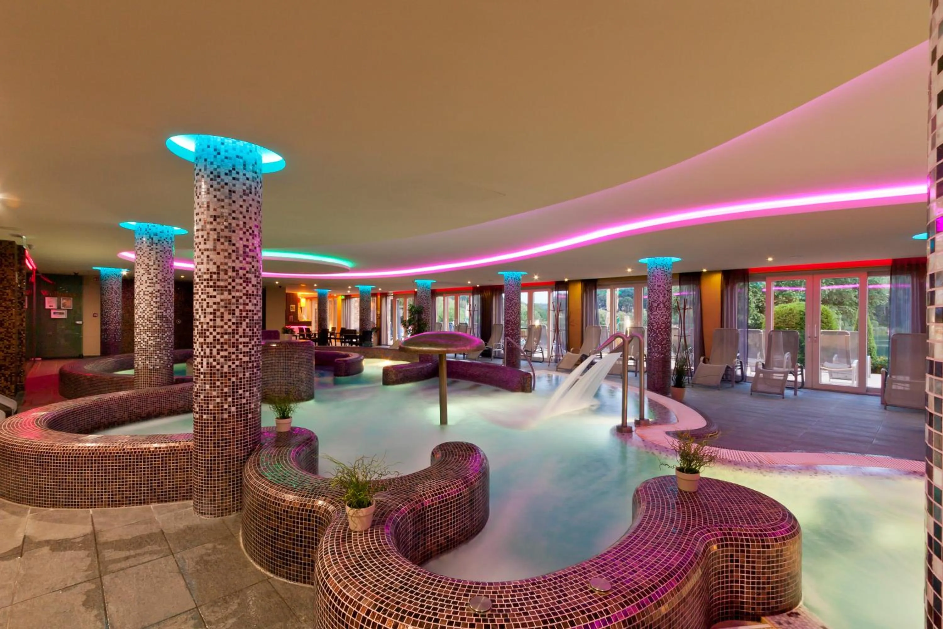 Swimming pool in Tó Wellness Hotel