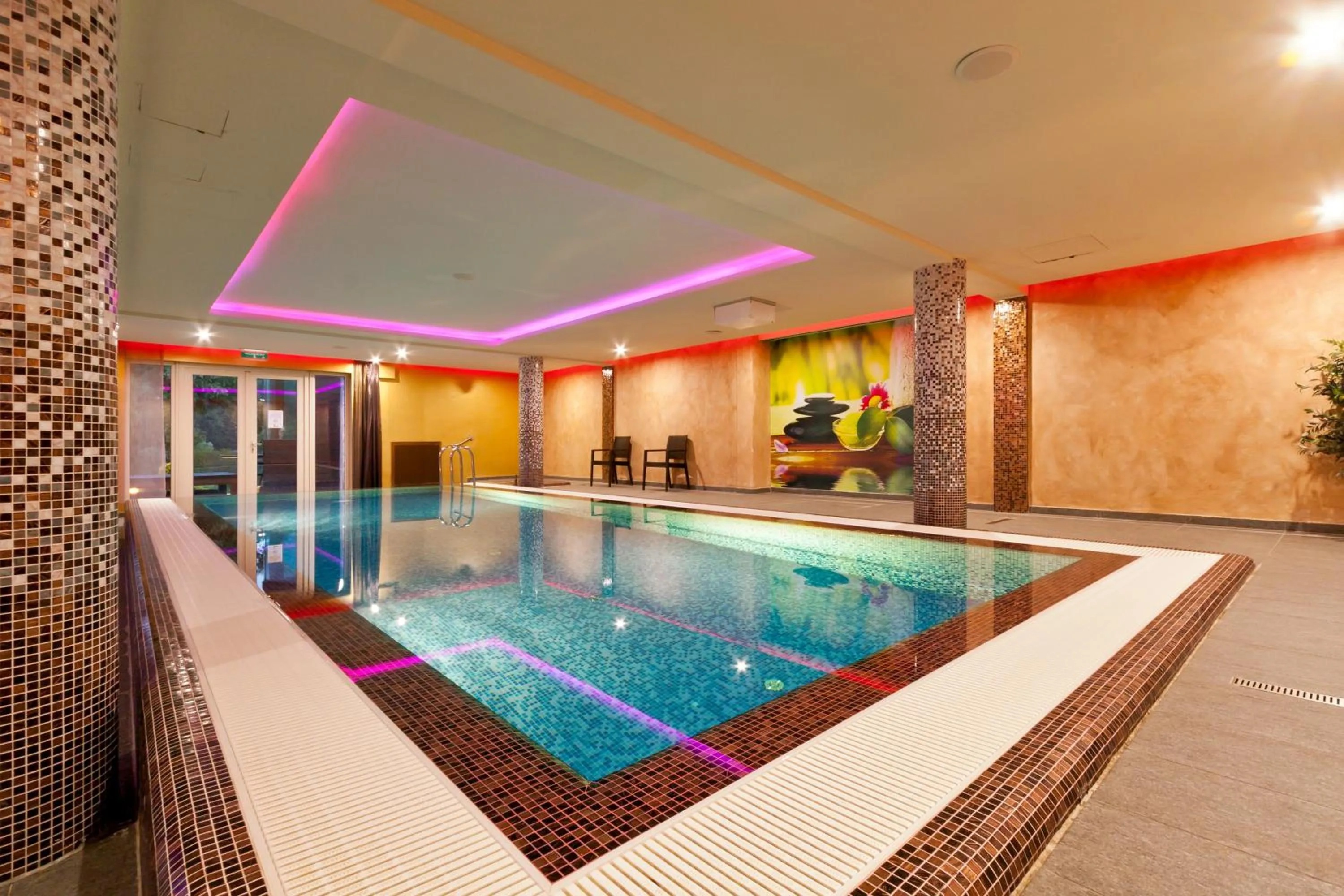 Swimming pool in Tó Wellness Hotel