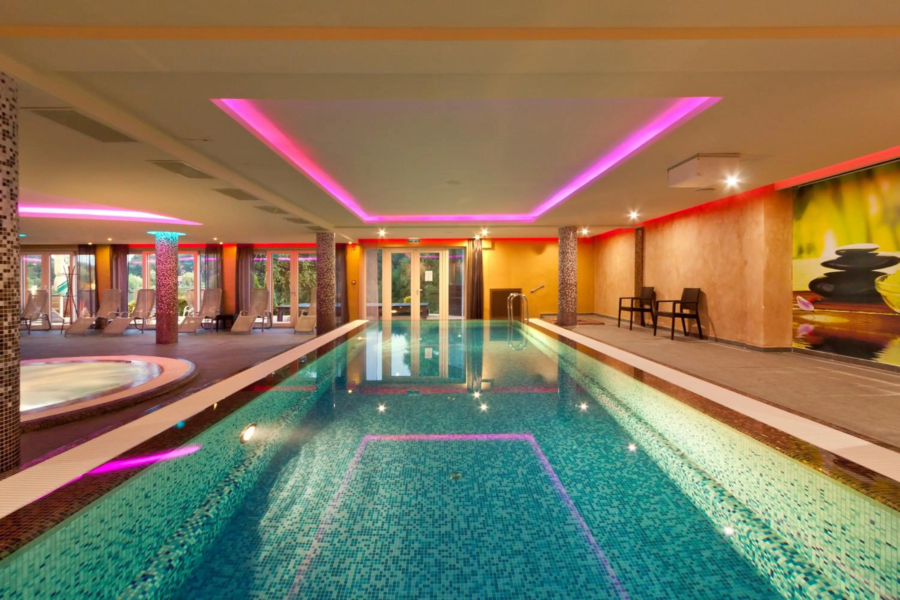 Swimming pool in Tó Wellness Hotel