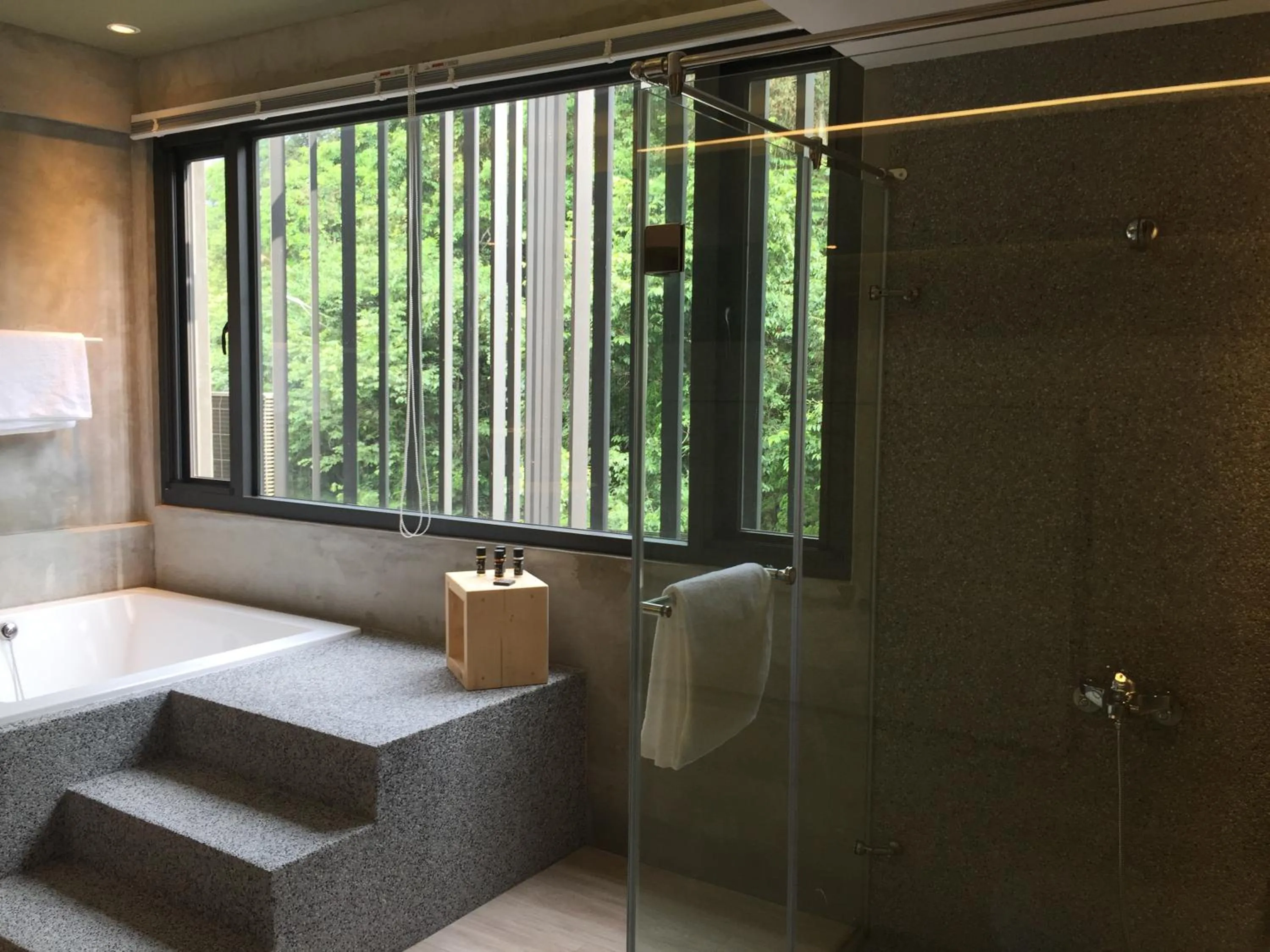 Shower in Shaoguang 188 日月潭勺光188