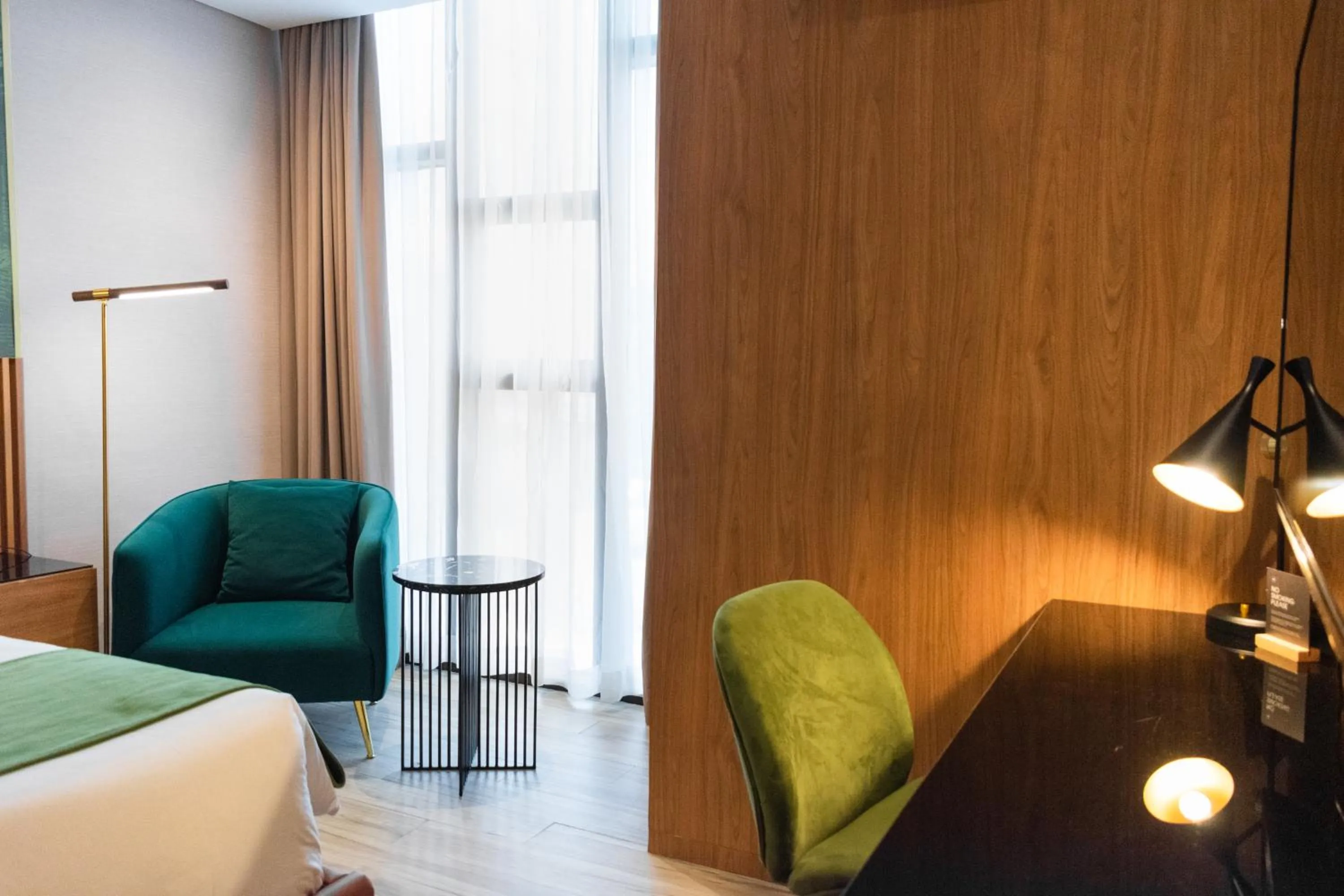 Seating area, Bed in Ironwood Hotel