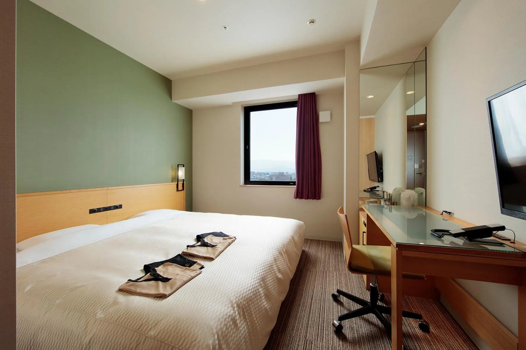 Bed in Candeo Hotels Matsuyama Okaido