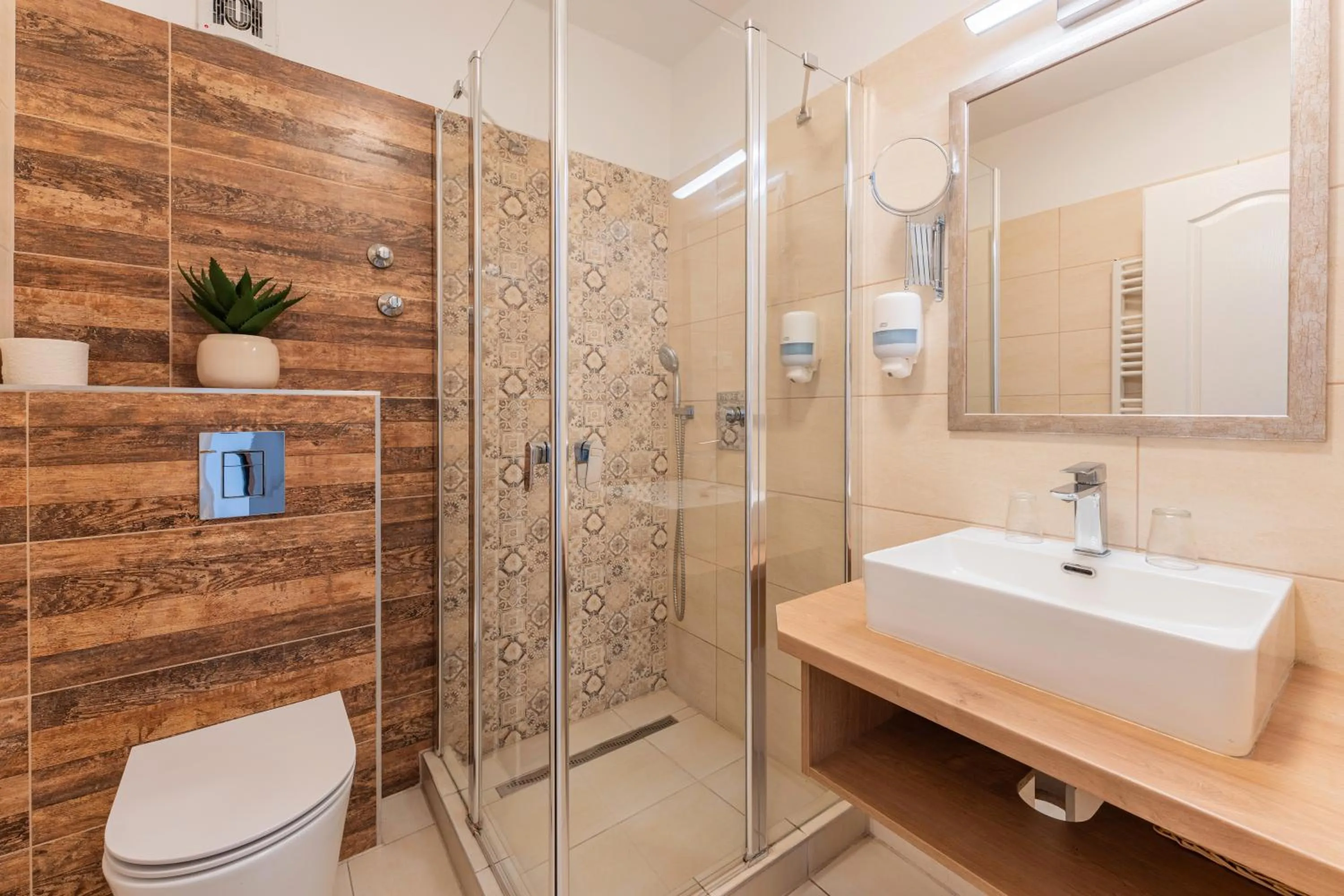 Shower in OÁZIS Hotel***