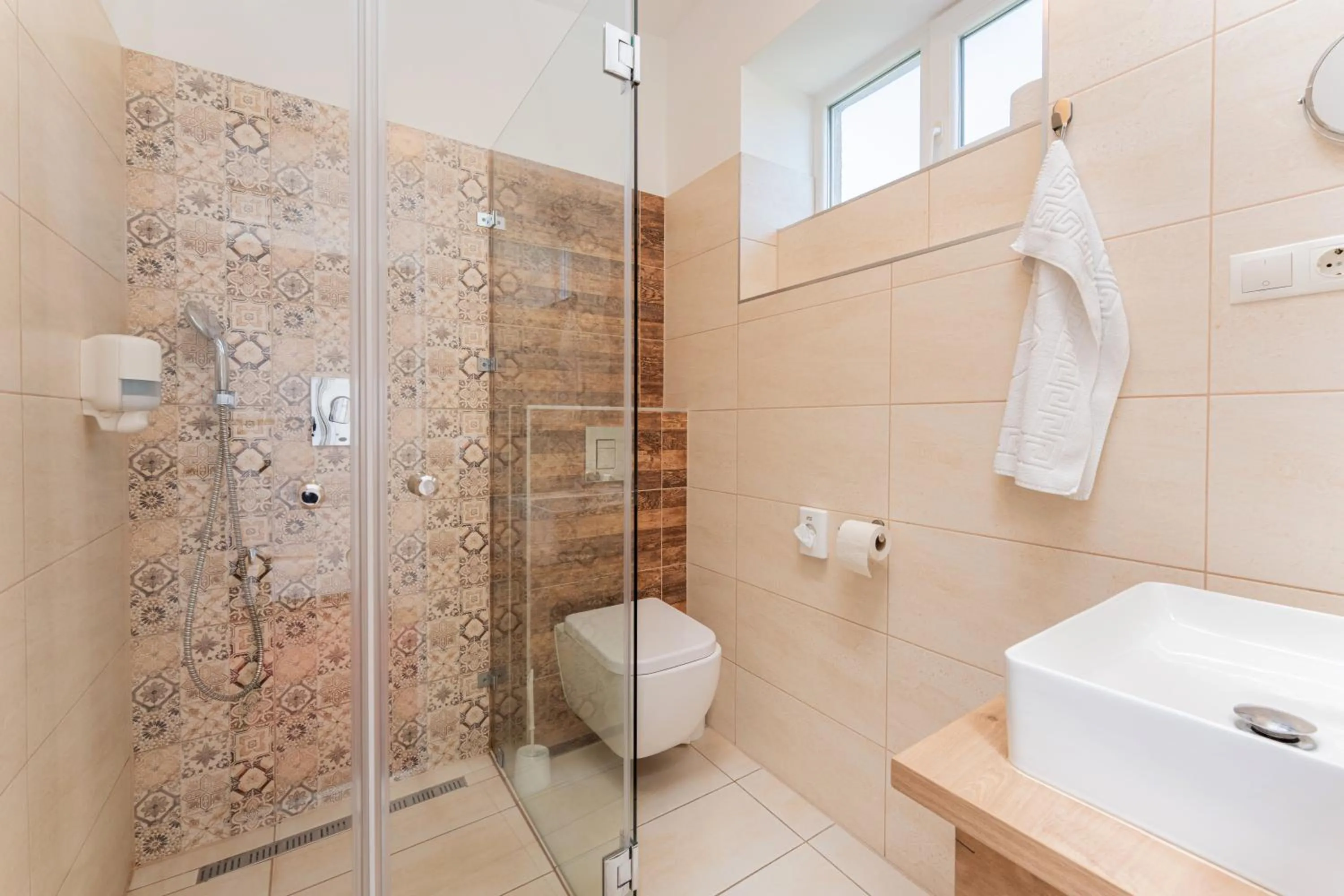 Shower in OÁZIS Hotel***
