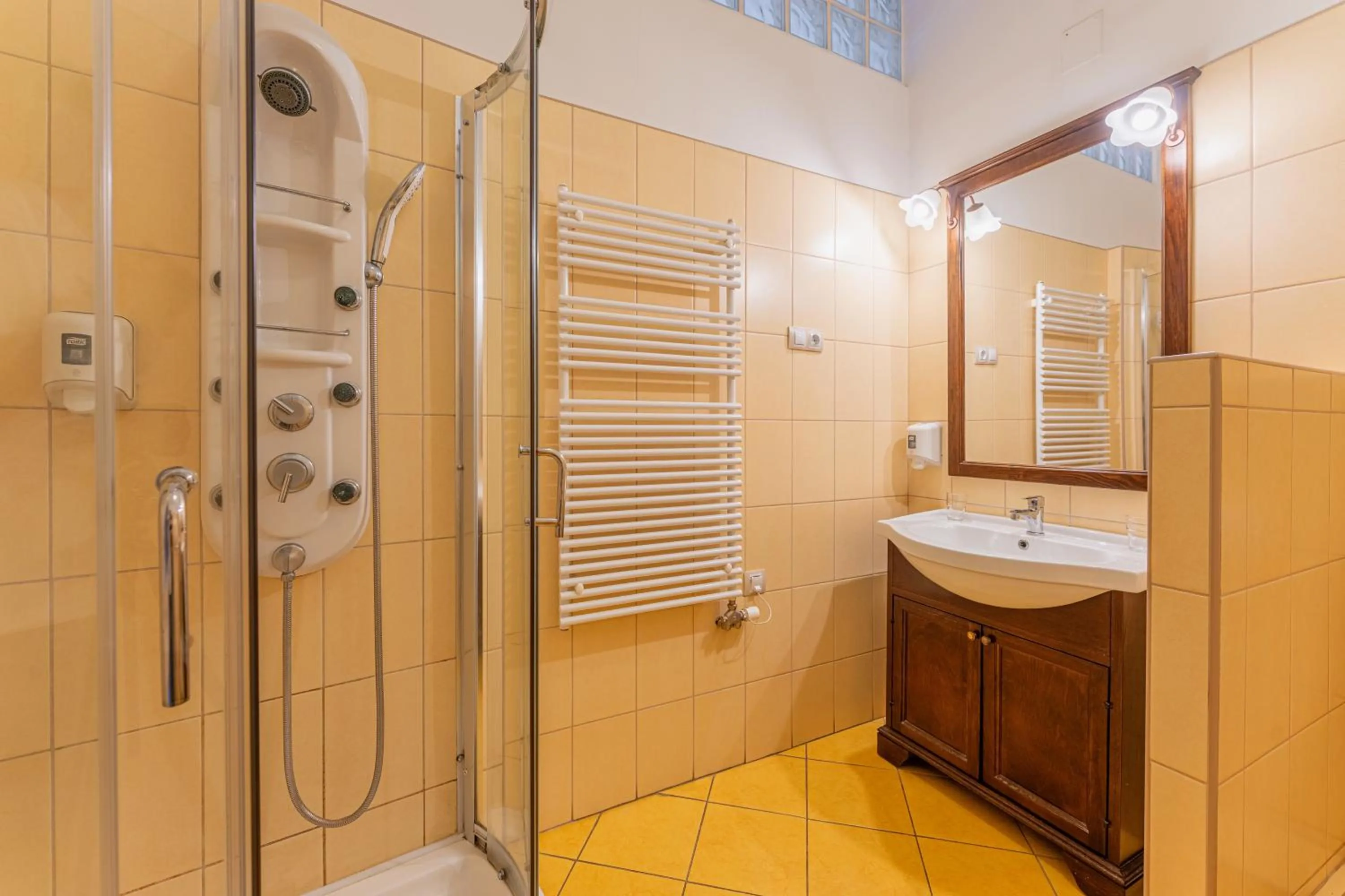 Shower in OÁZIS Hotel***