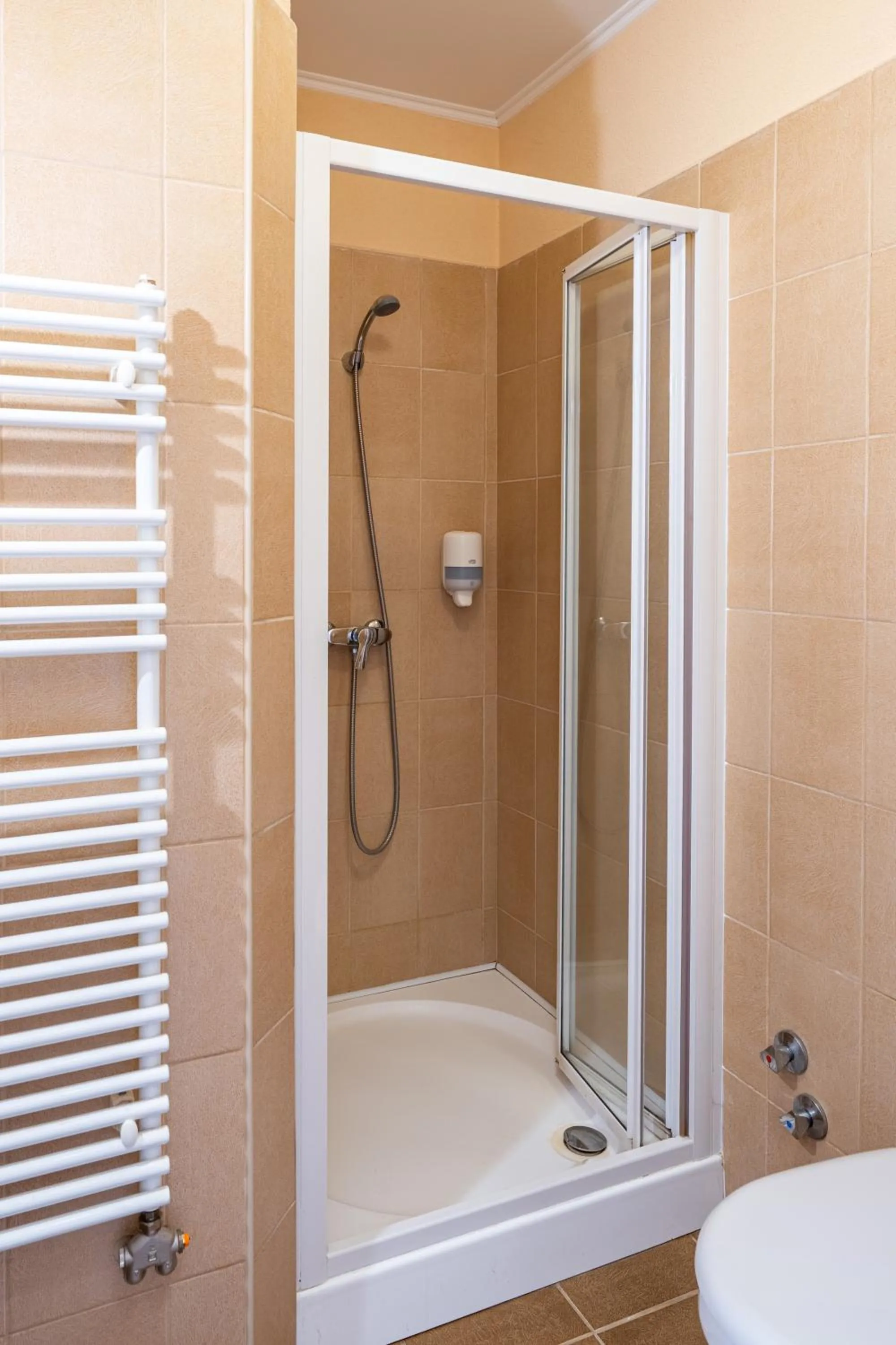 Shower in OÁZIS Hotel***