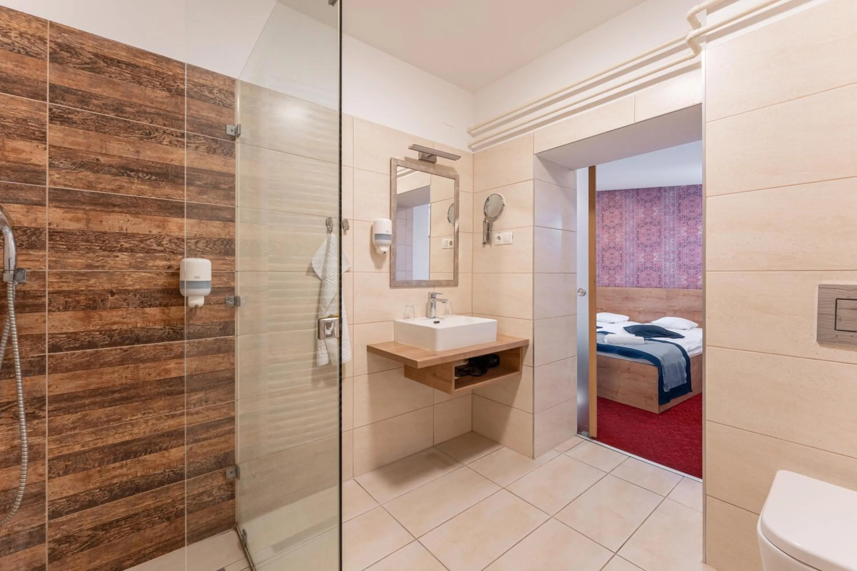Shower, Bed in OÁZIS Hotel***