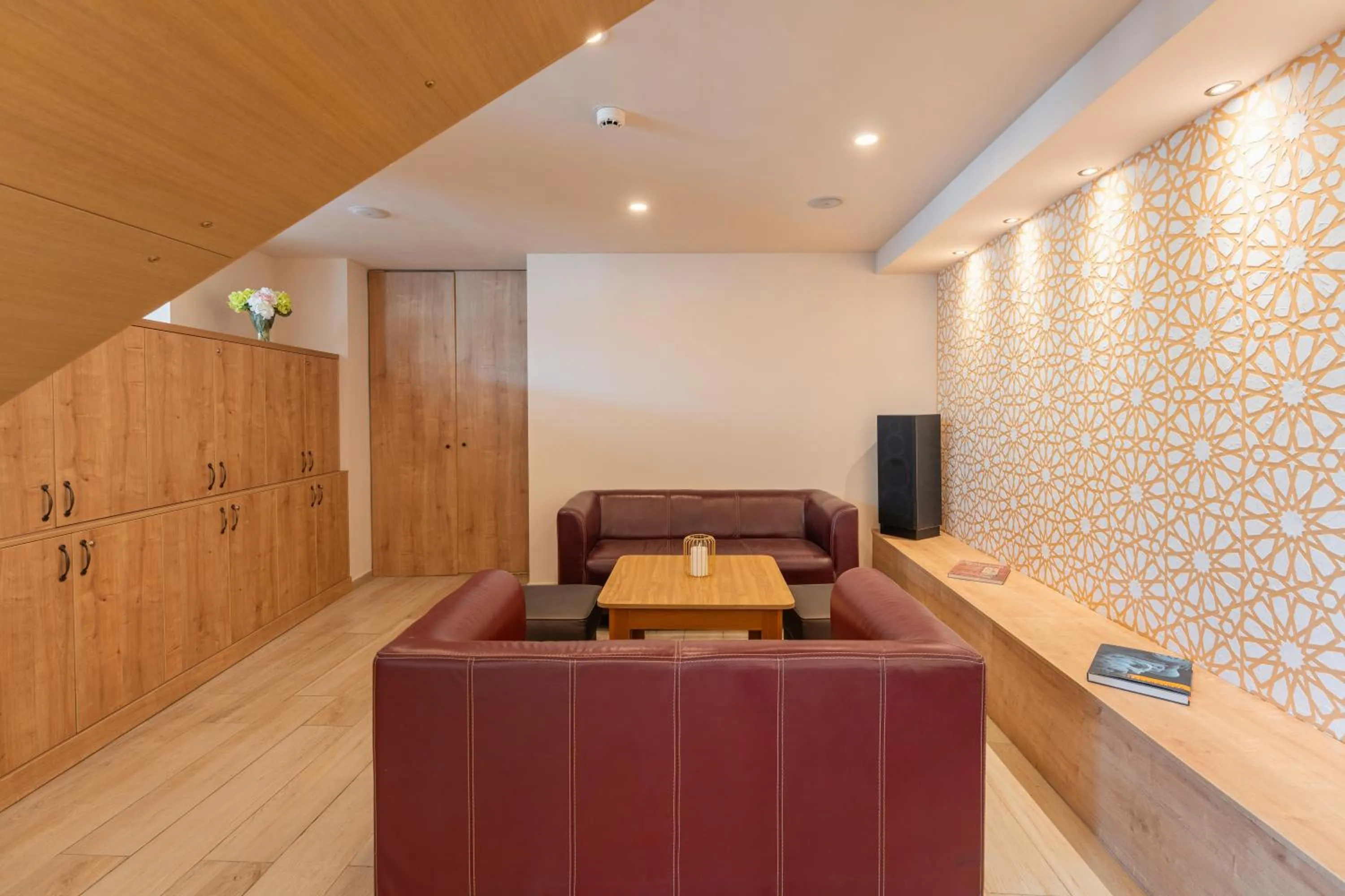 Communal lounge/ TV room in OÁZIS Hotel***