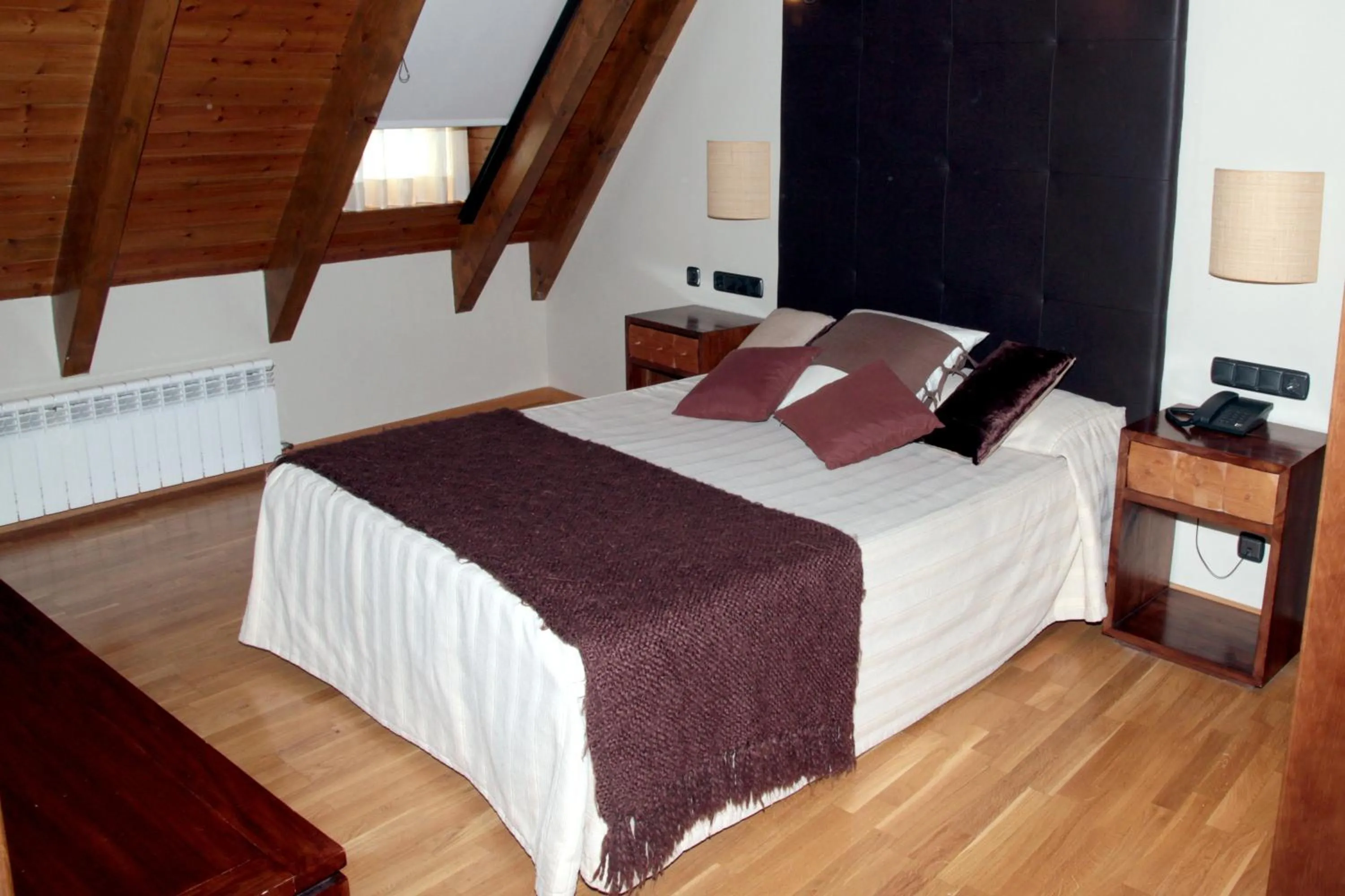 Photo of the whole room, Bed in Albares