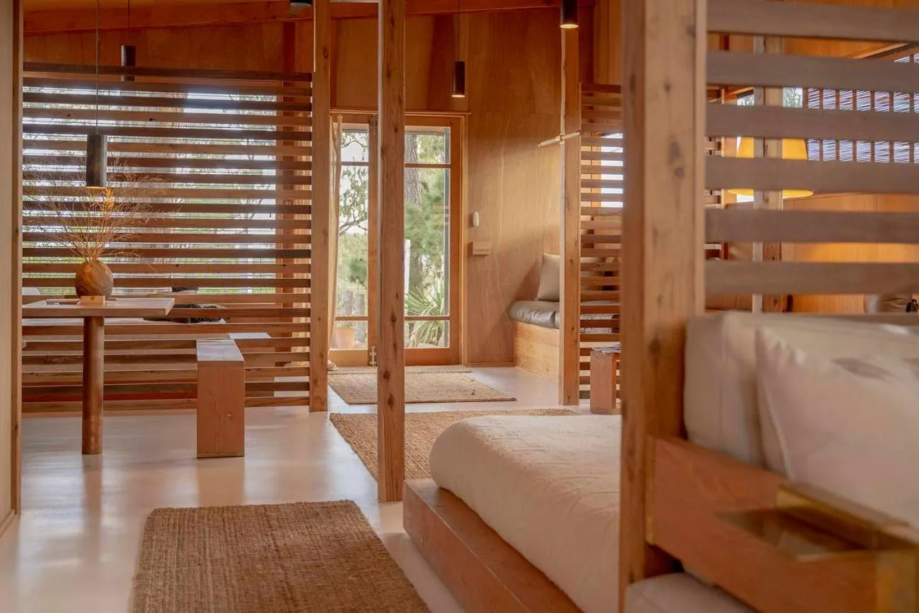 Photo of the whole room, Bed in be&be castlemaine