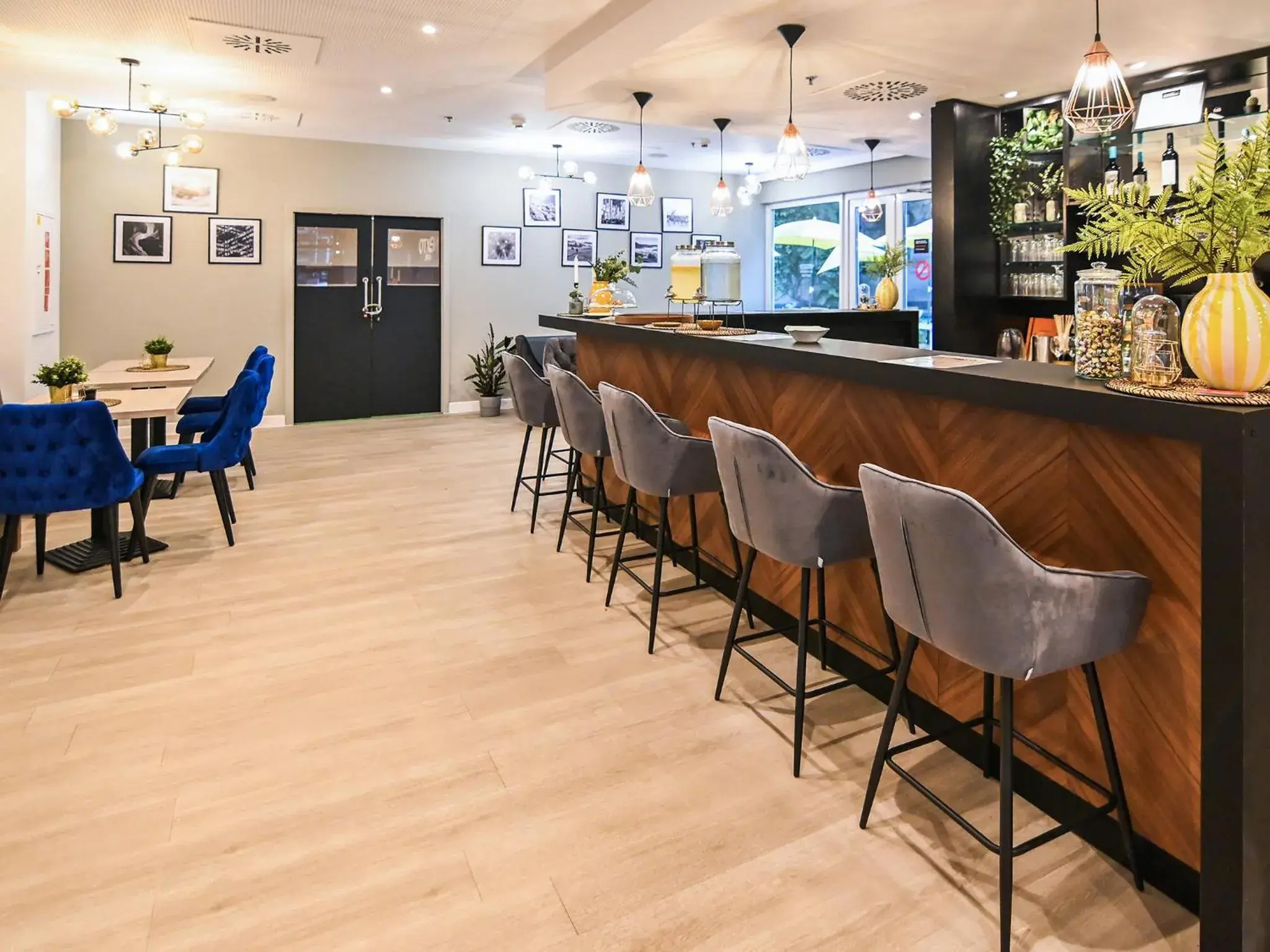 Lounge or bar in NEXTO DORMERO Hotel Budapest Lounge or bar in NEXTO DORMERO Hotel Budapest