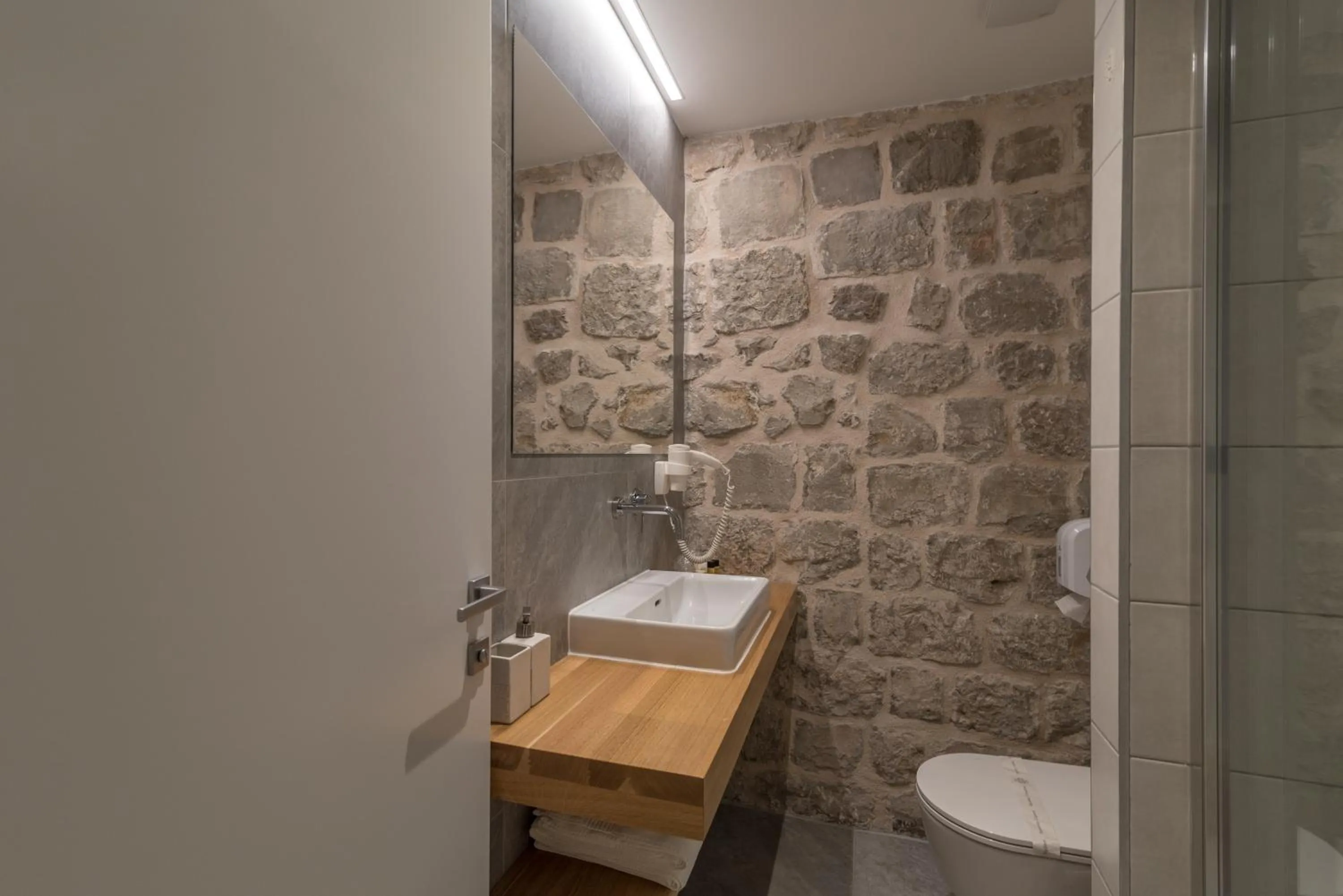 Shower in Bifora Heritage Hotel