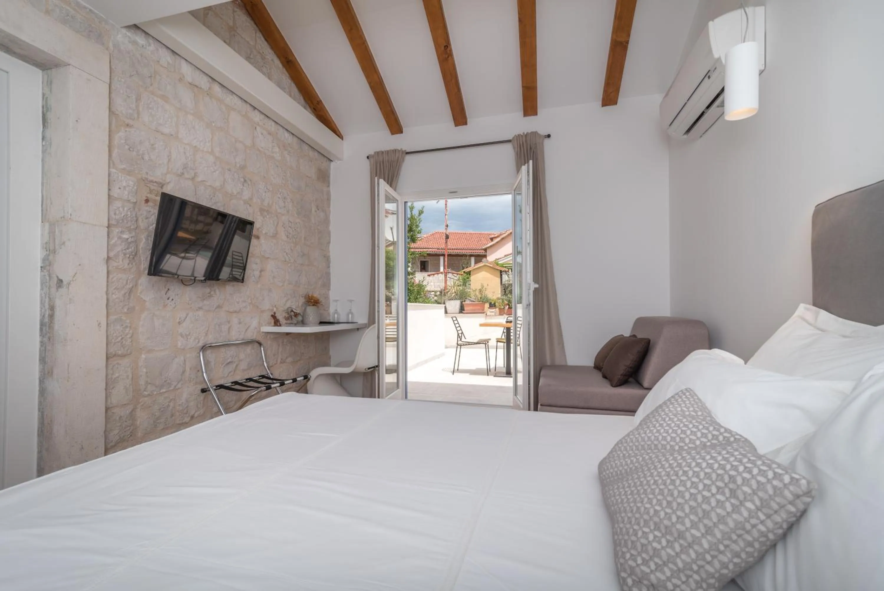 Bed in Bifora Heritage Hotel