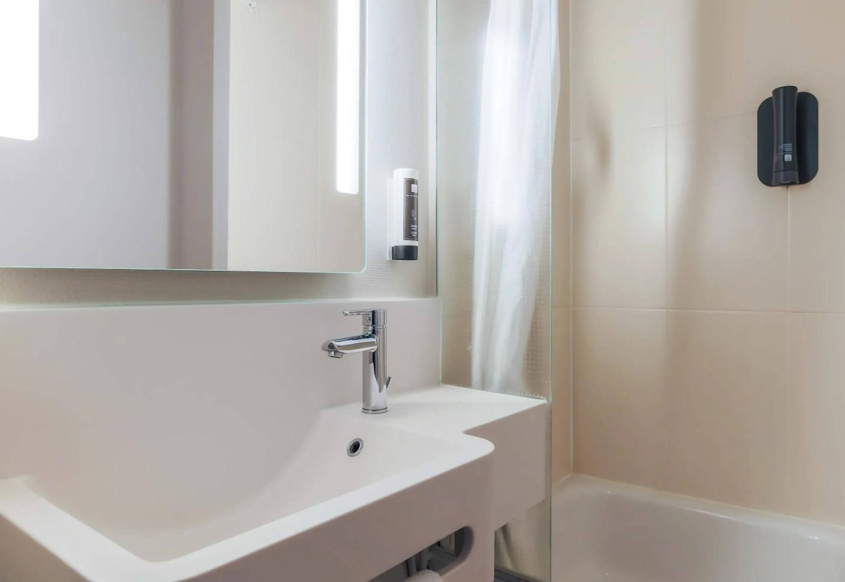 Bathroom in B&B HOTEL Freyming-Merlebach