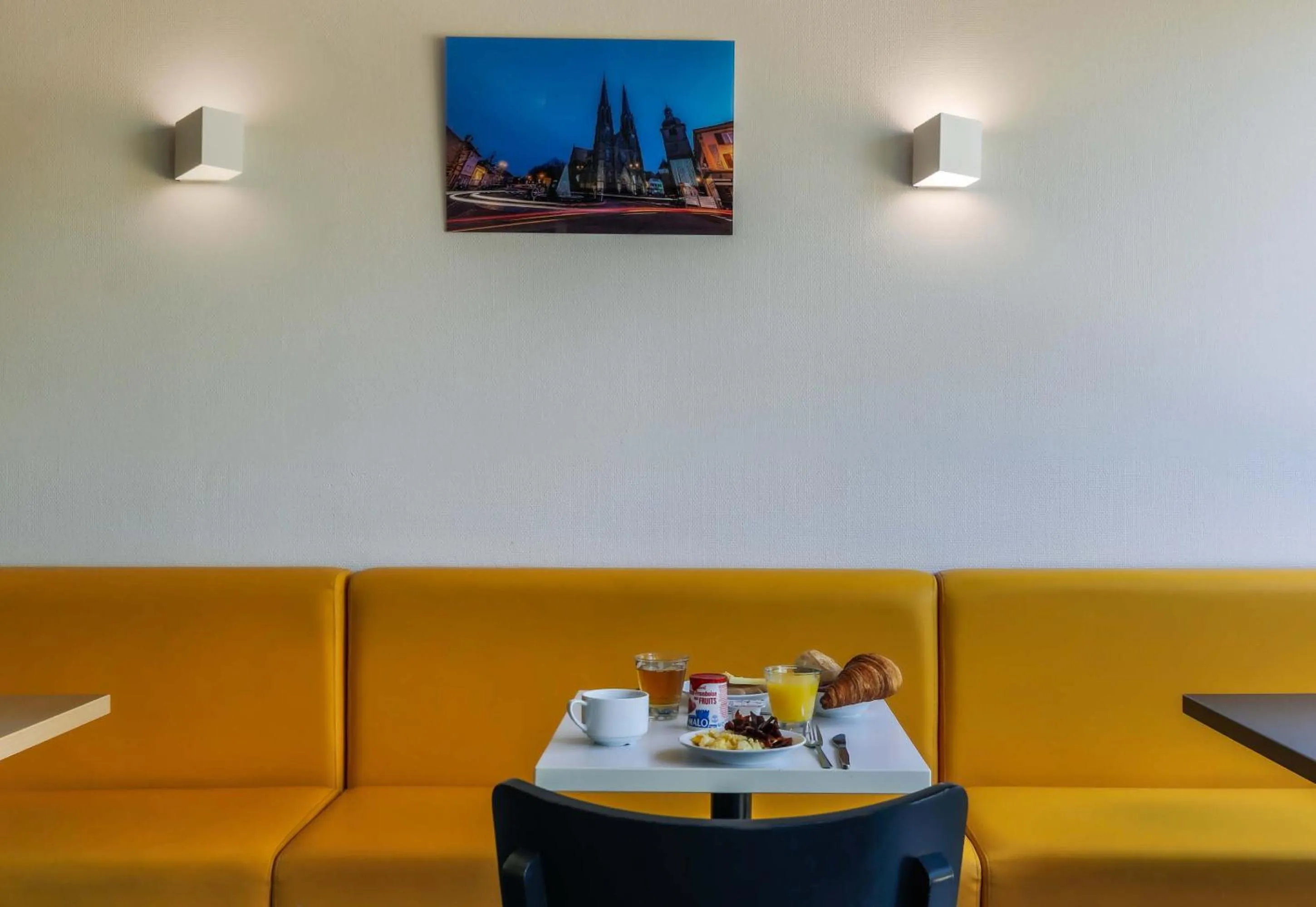 Restaurant/places to eat in B&B HOTEL Freyming-Merlebach