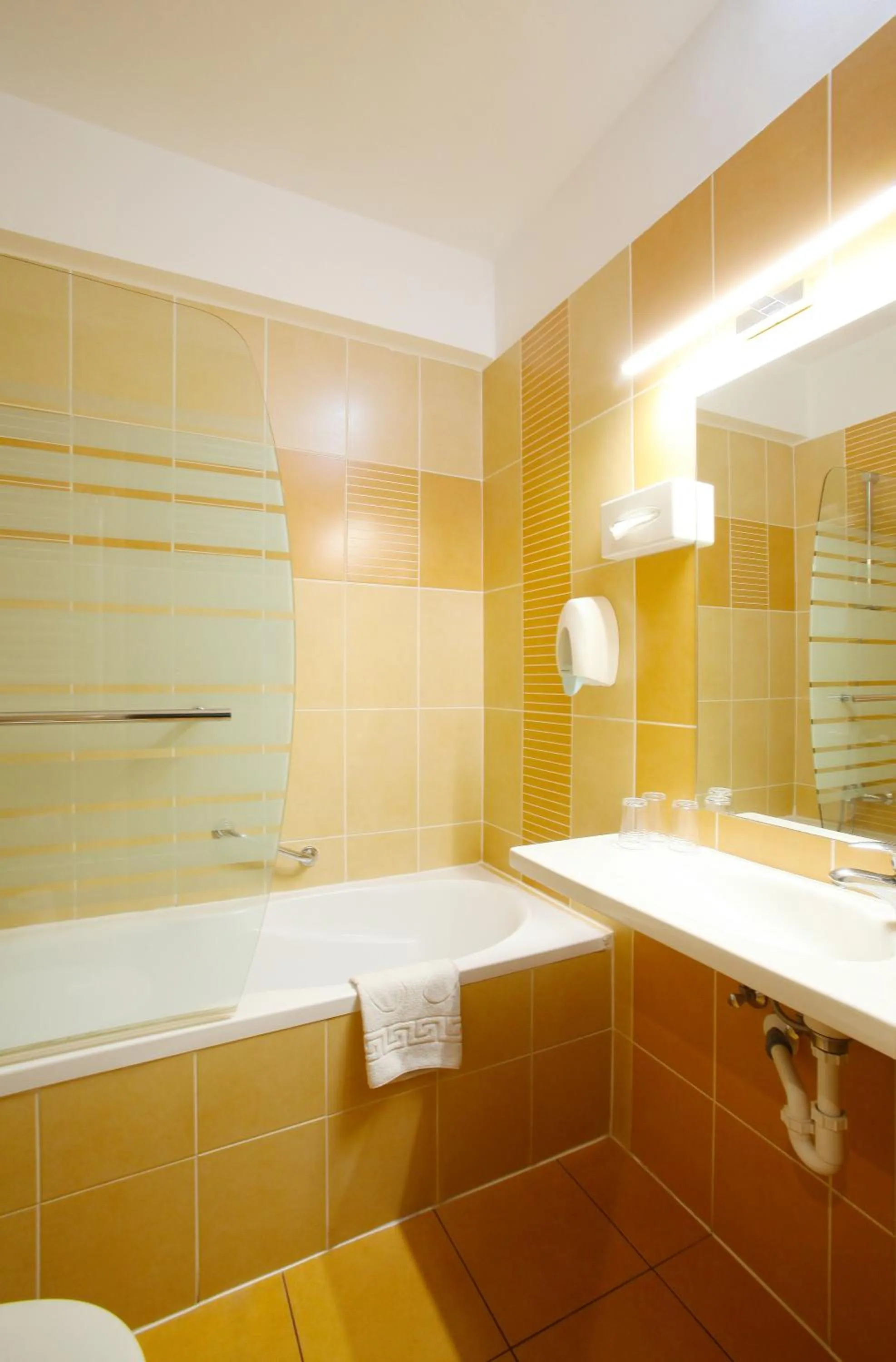 Comfort Triple Room in Medos Hotel