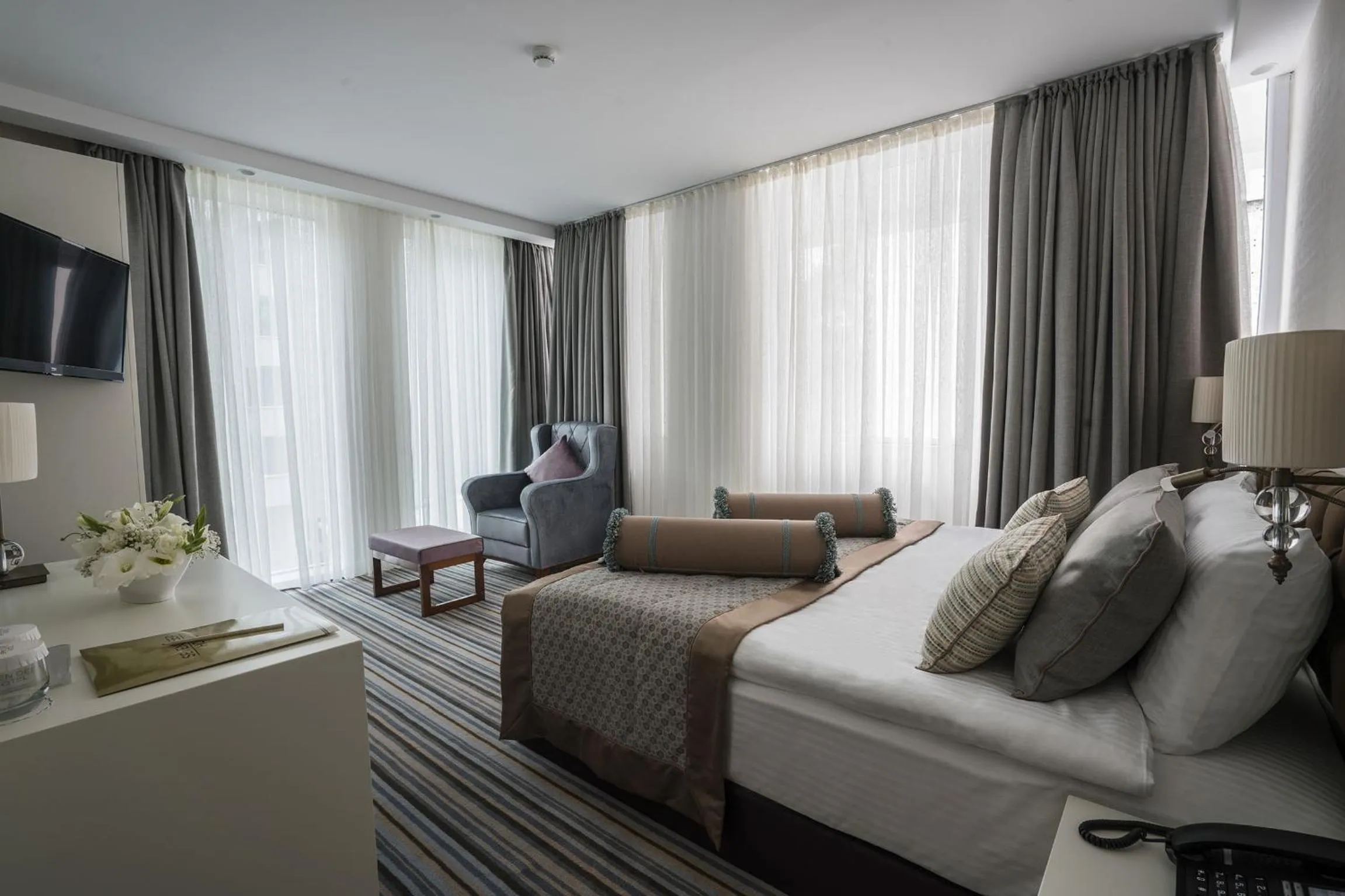 Photo of the whole room, Bed in Seven Deep Hotel