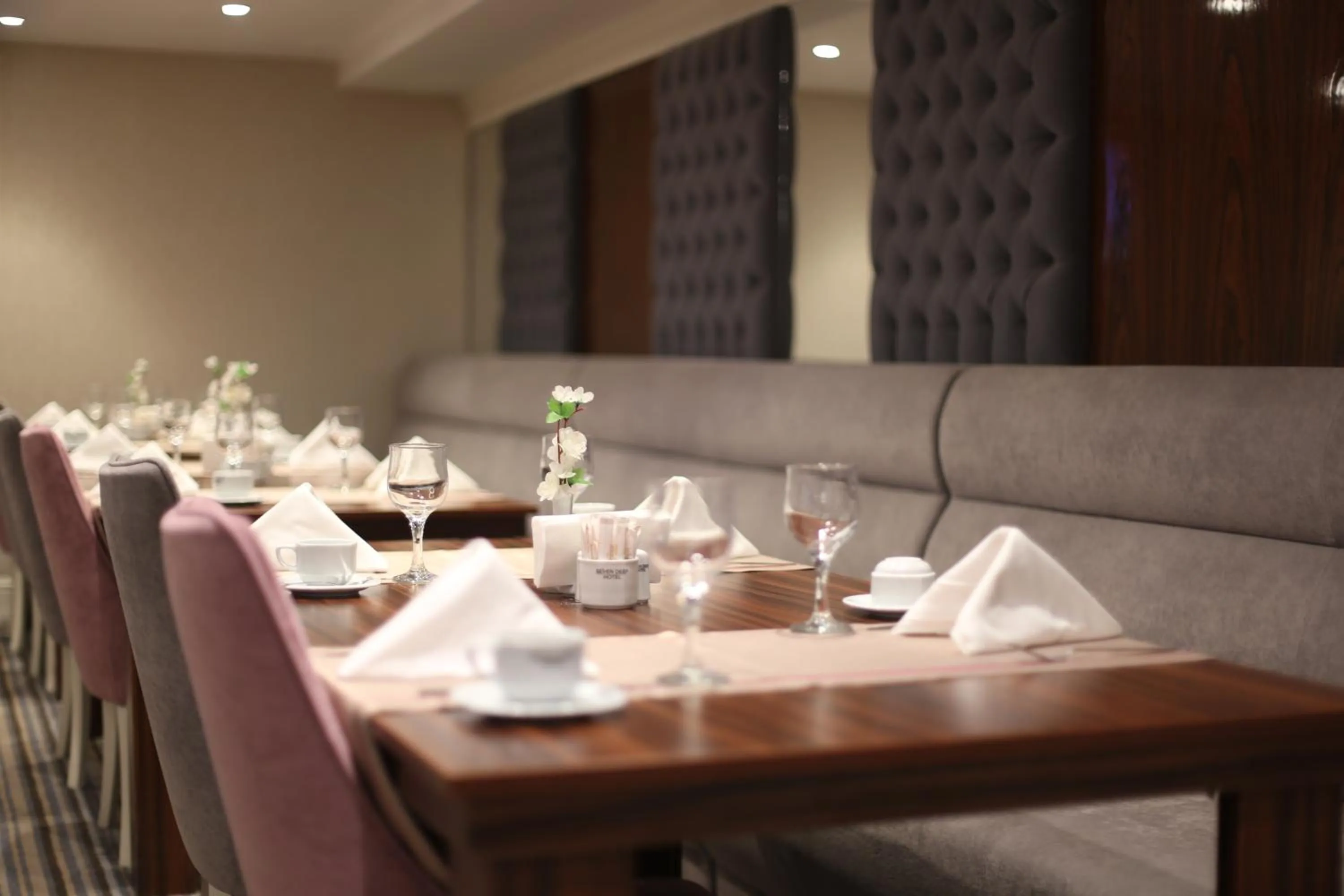 Restaurant/places to eat in Seven Deep Hotel