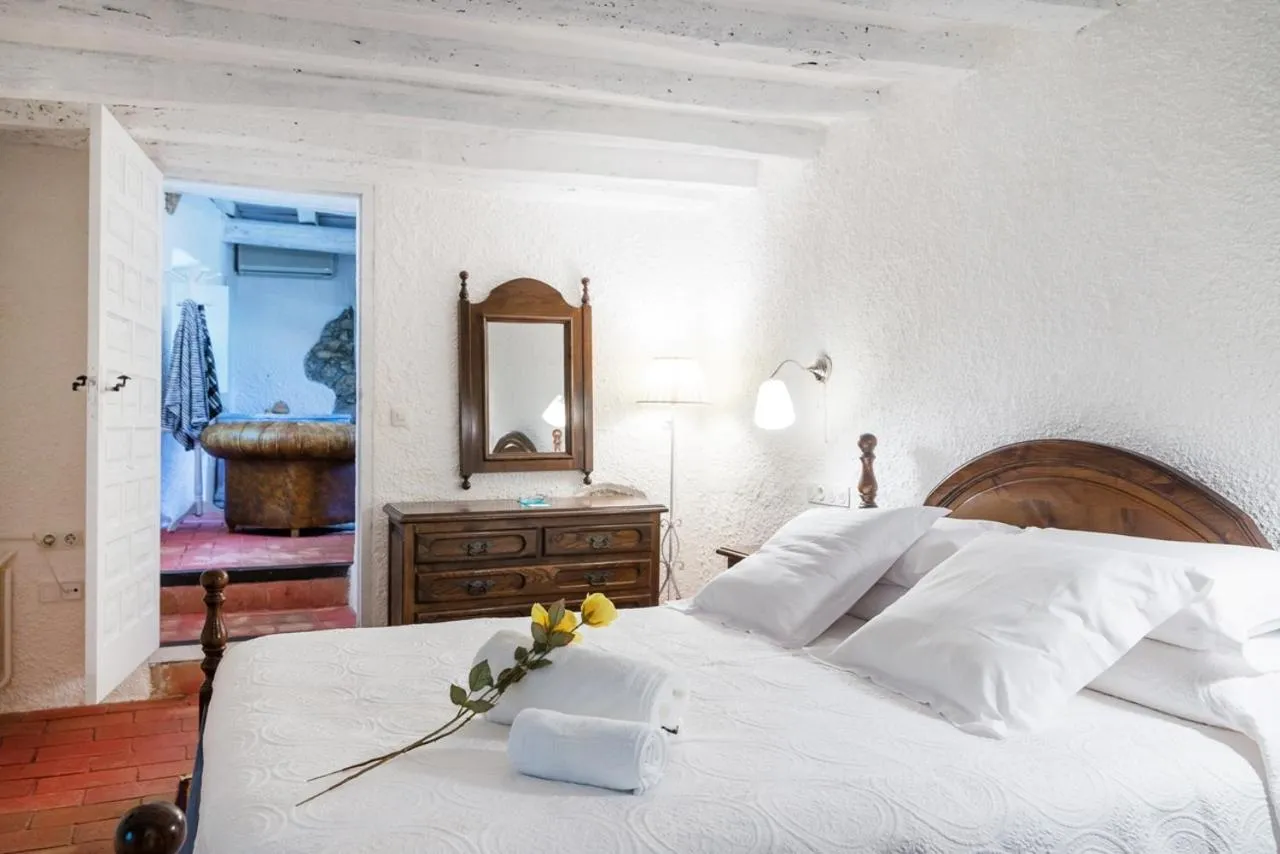 Photo of the whole room, Bed in Els Caçadors de Maçanet