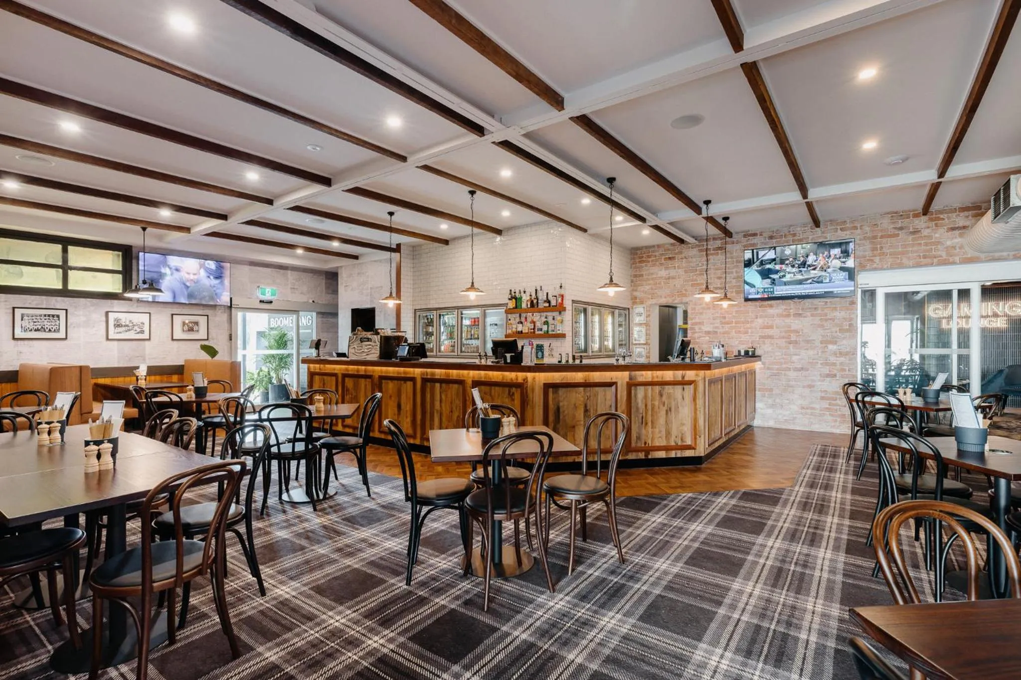 Restaurant/places to eat in Boomerang Hotel