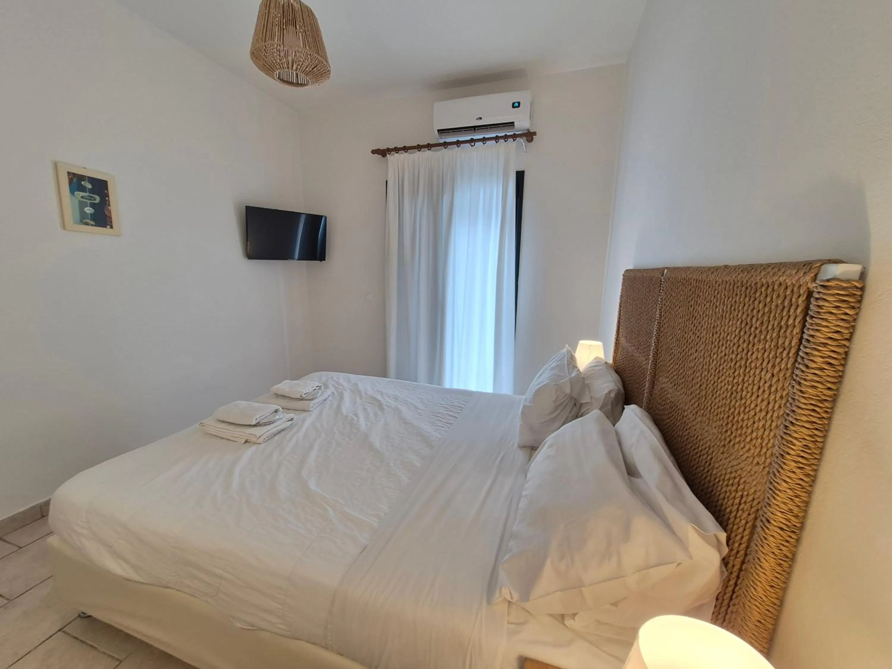 Bed in Koukounari Apartments