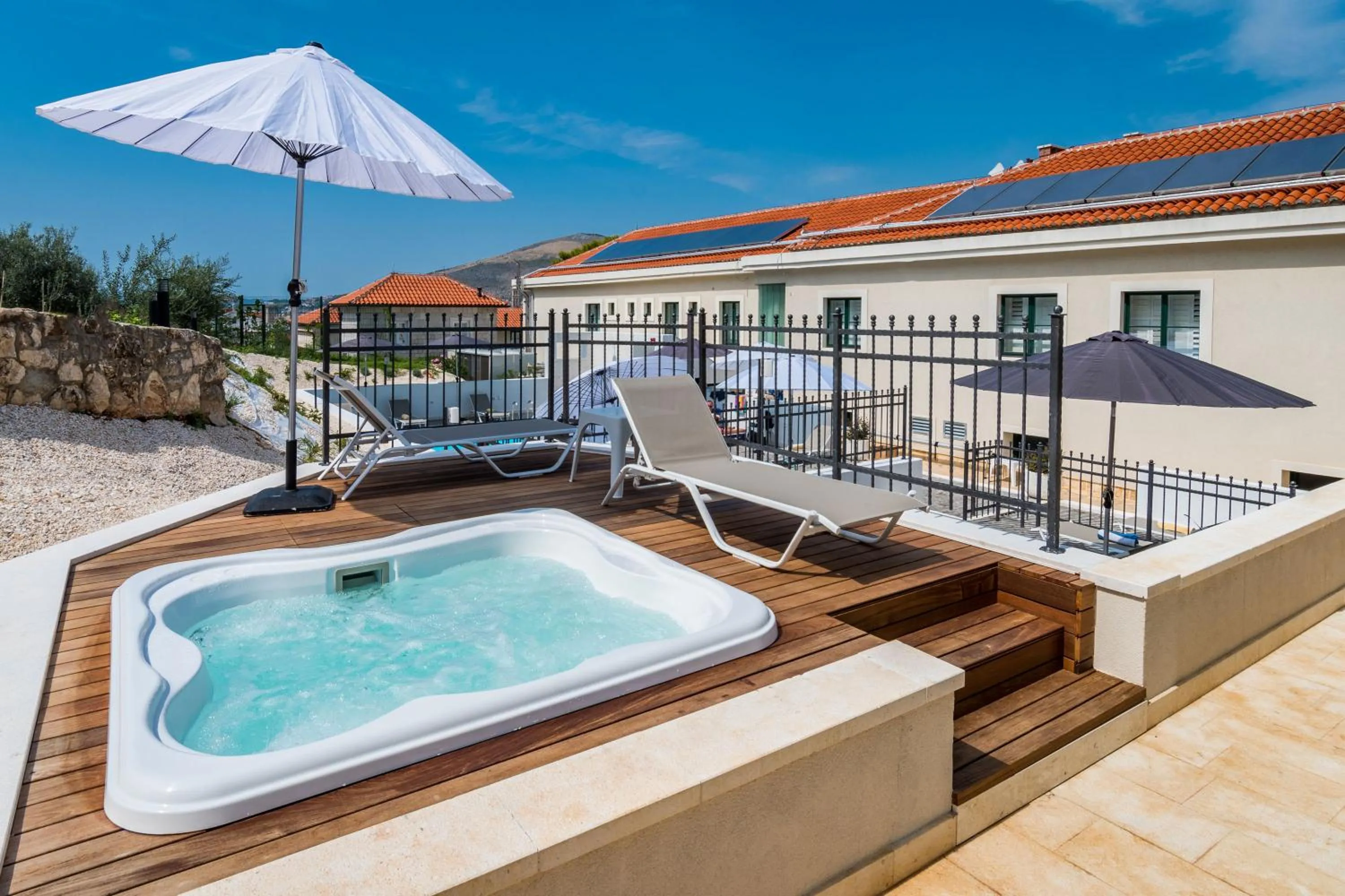 Hot Tub in Hotel Brown Beach House & Spa