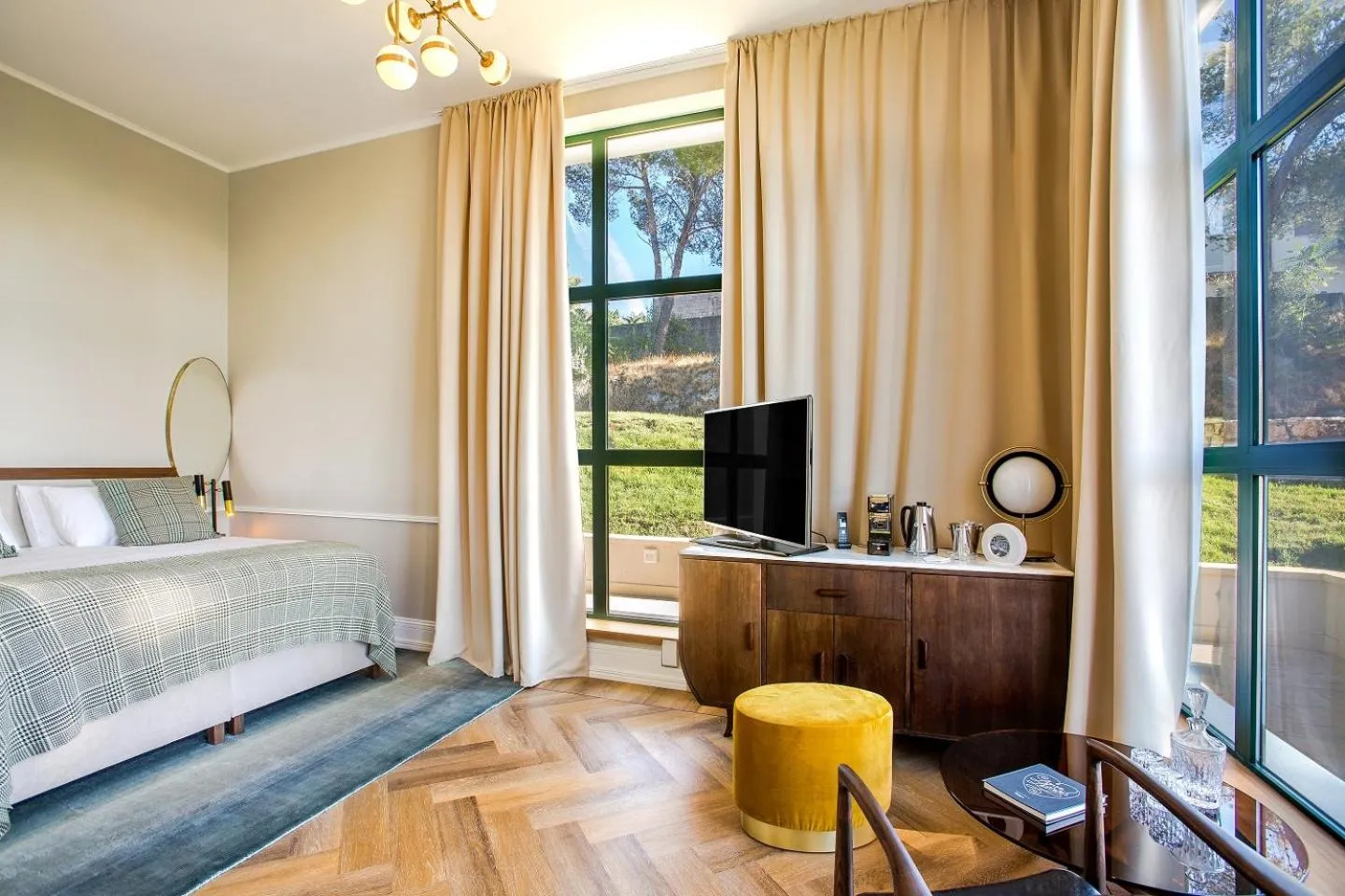 TV and multimedia, Bed in Hotel Brown Beach House & Spa