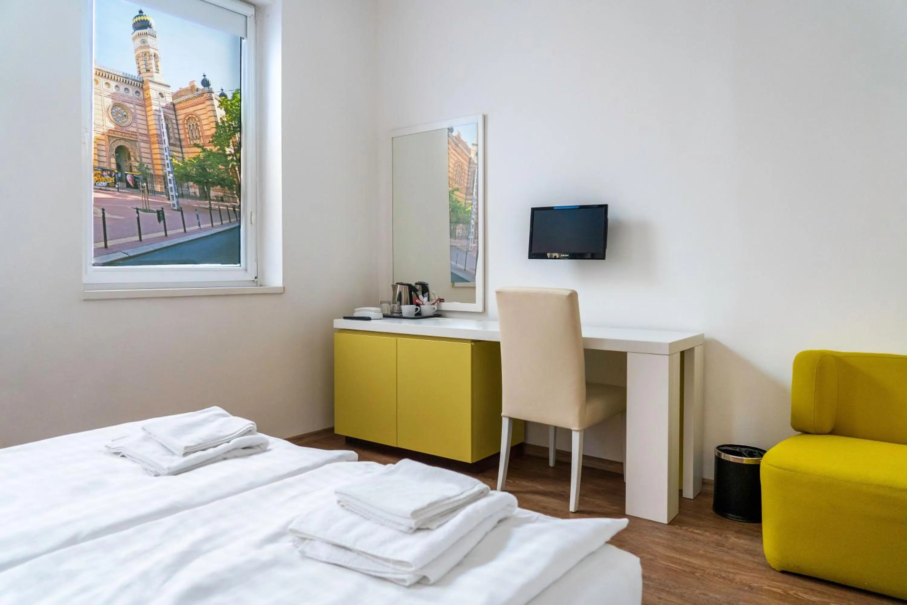 Communal lounge/ TV room, Bed in Hotel Metro